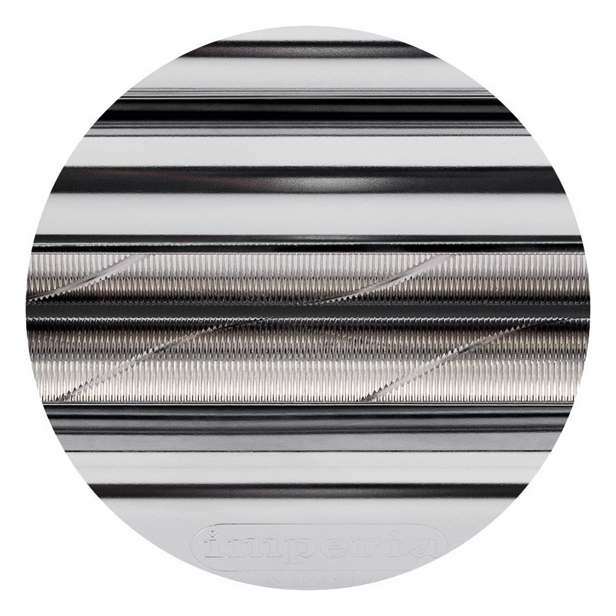Primo piano di un dissipatore di calore metallico, argentato, con alette ondulate e parallele.