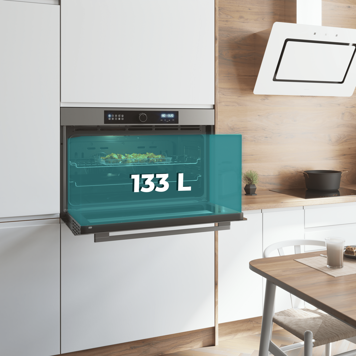 Horno con puerta abierta. Dentro, bandeja con comida. Cocina blanca con pared de madera.