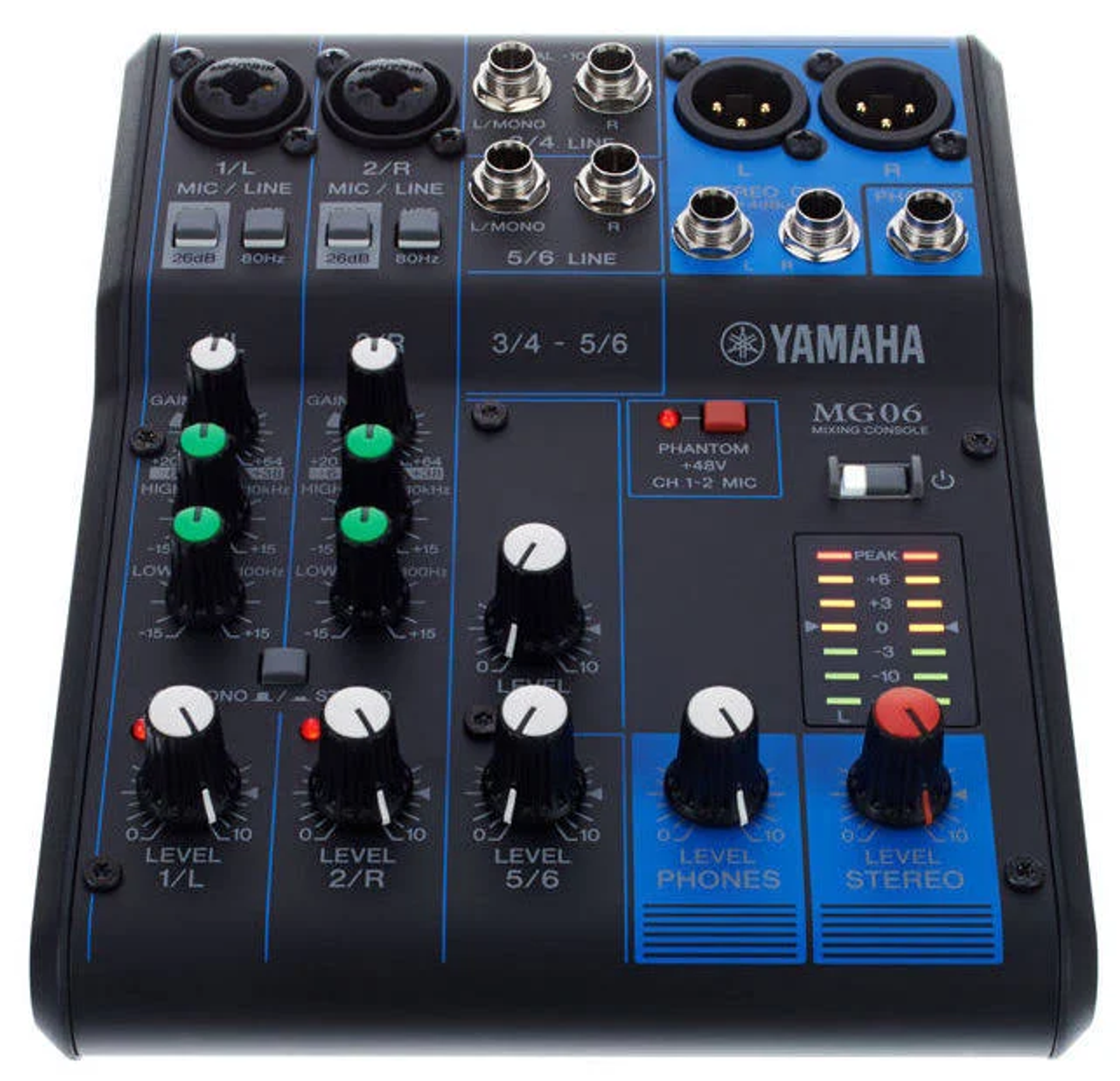 Una consola de mezclas Yamaha negra con varias perillas y entradas. Acentos azules.