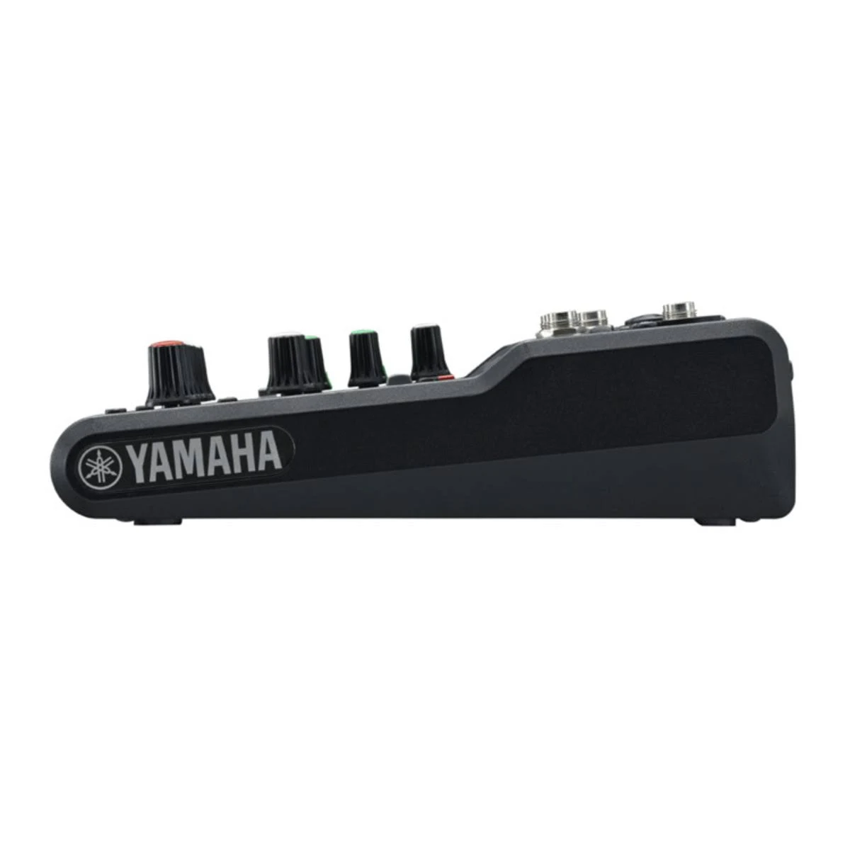 Mezclador Yamaha negro con perillas y botones, con la marca 'Yamaha'.