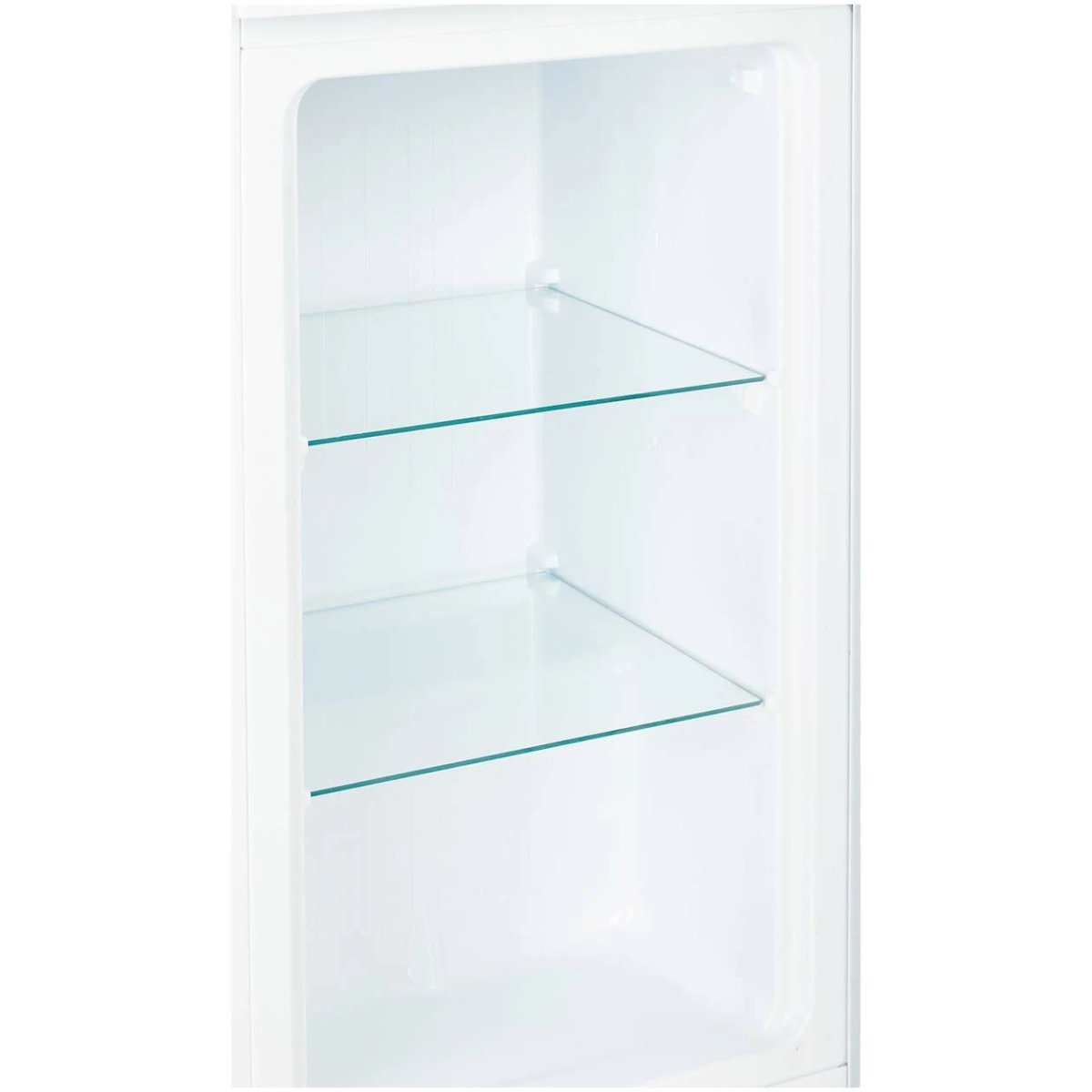 Wnętrze białej lodówki z trzema szklanymi półkami. Czysta, pusta przestrzeń. Białe wnętrze.
