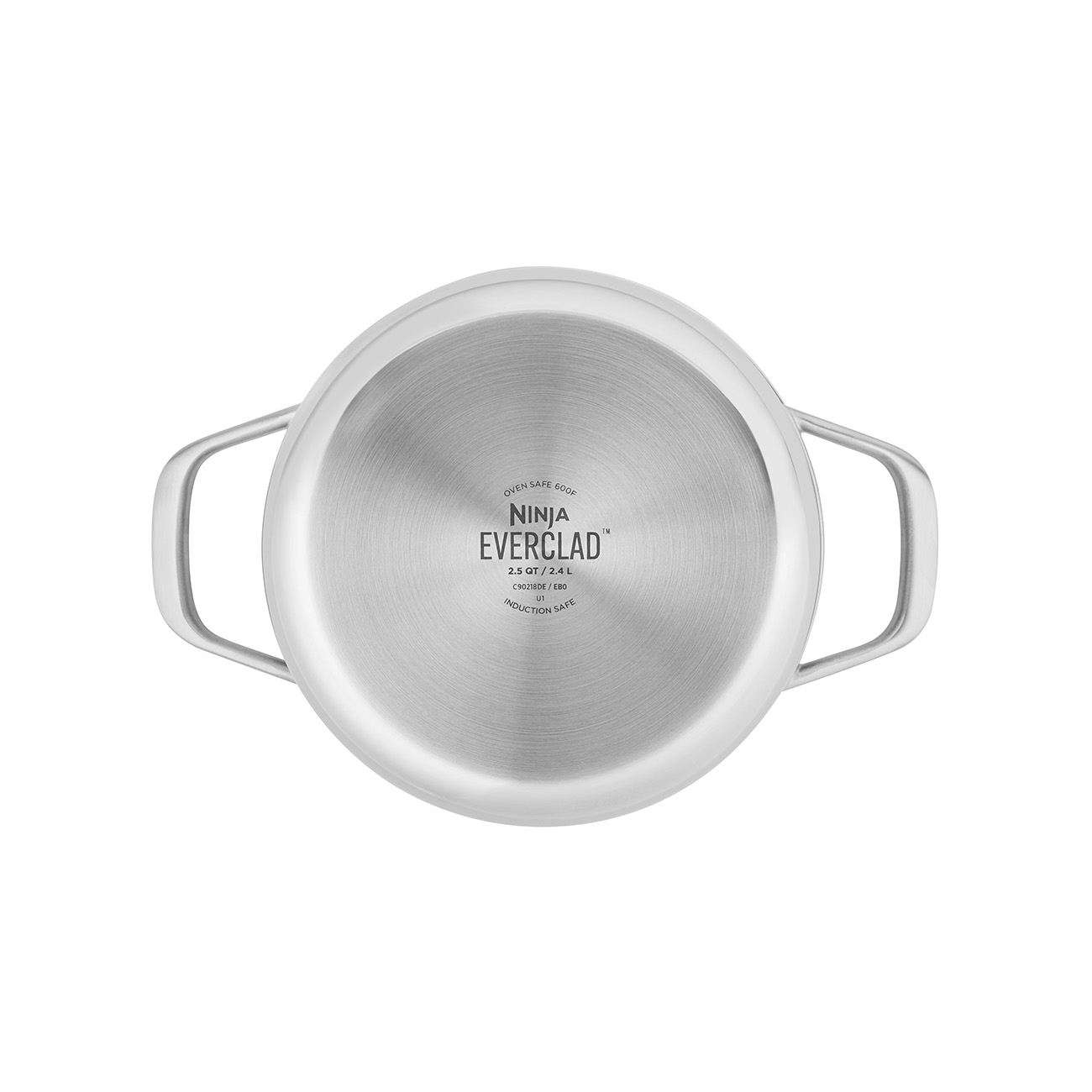 Le fond d'une casserole en acier inoxydable. Le fond porte la marque et les détails.