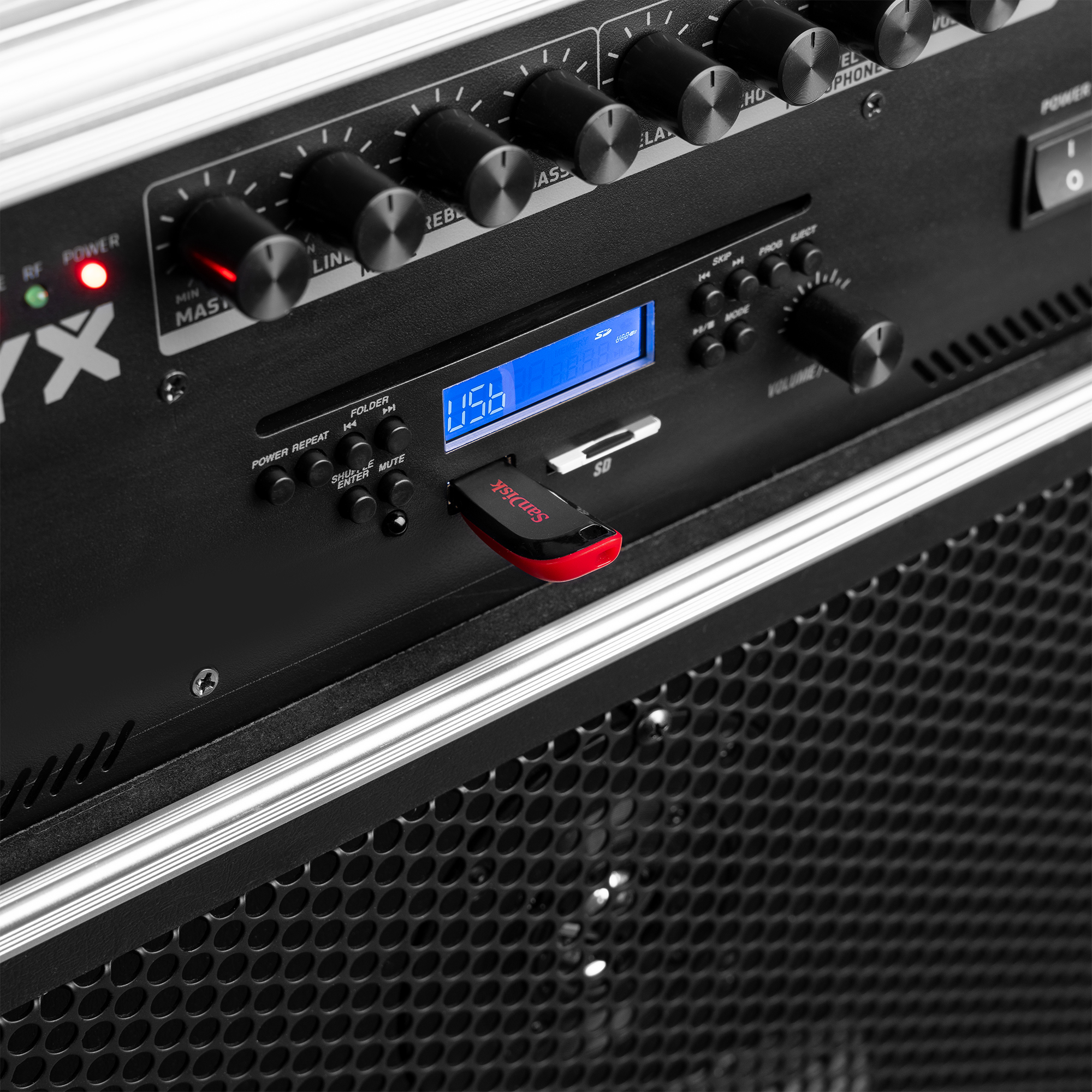Primer plano de un panel de equipos de audio negro con perillas, botones y una memoria USB insertada.