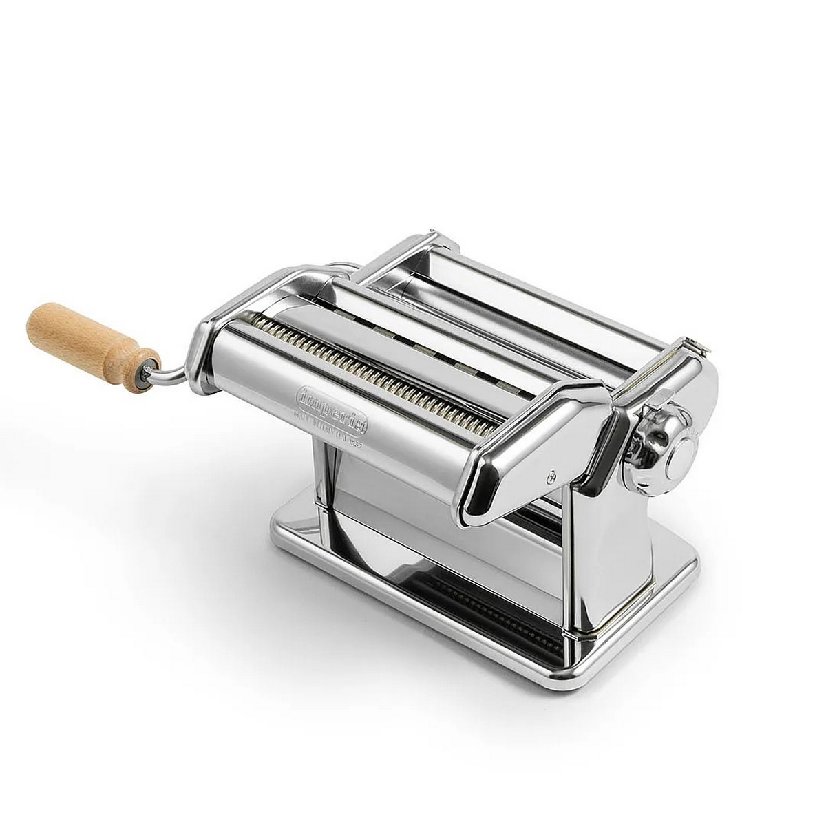 Una macchina per la pasta in acciaio inossidabile con manico in legno, su sfondo bianco. È lucida.