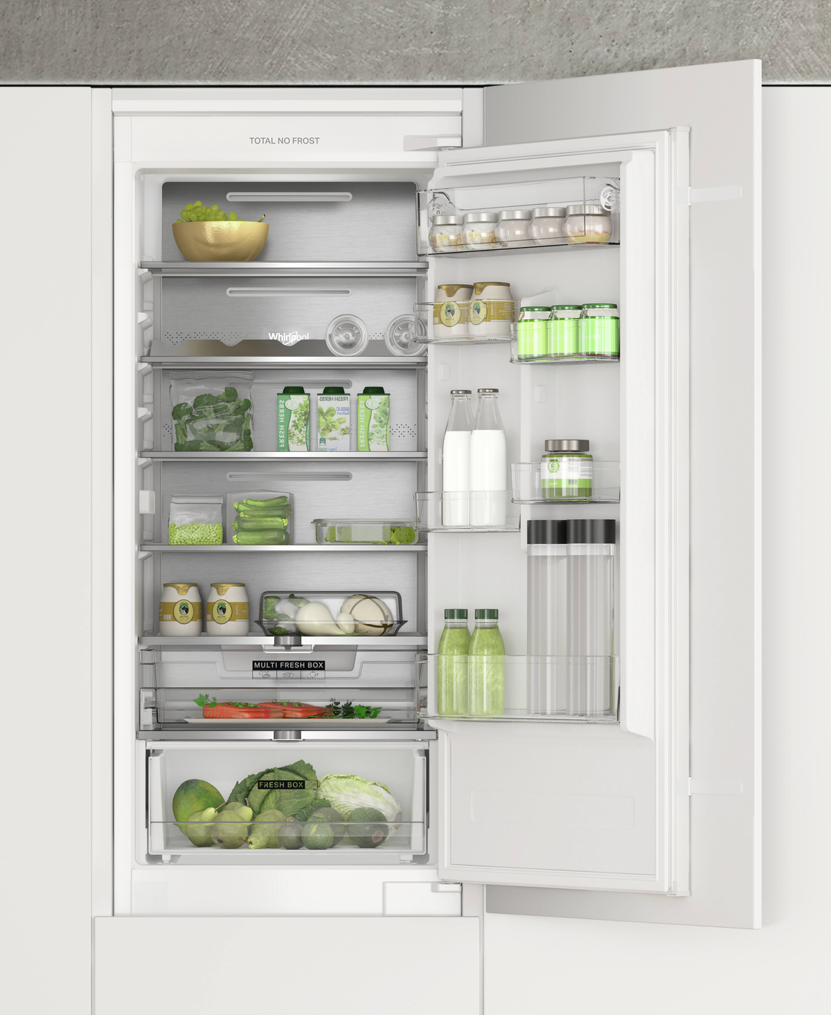 Frigorifero aperto con contenuto: prodotti, barattoli, bottiglie e contenitori sugli scaffali. Interno bianco.