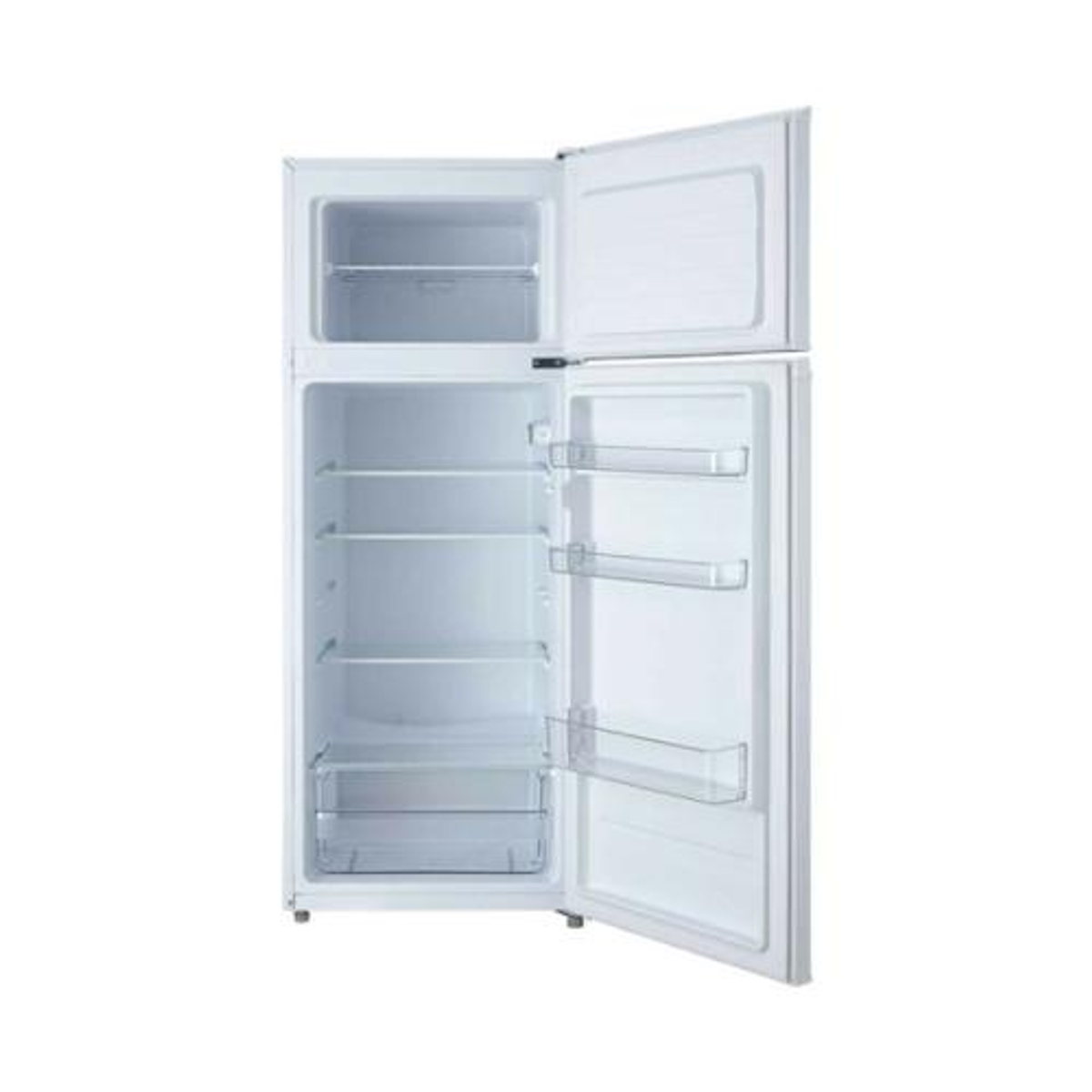 Refrigerador blanco con puerta abierta. Se ven estantes y compartimentos interiores.