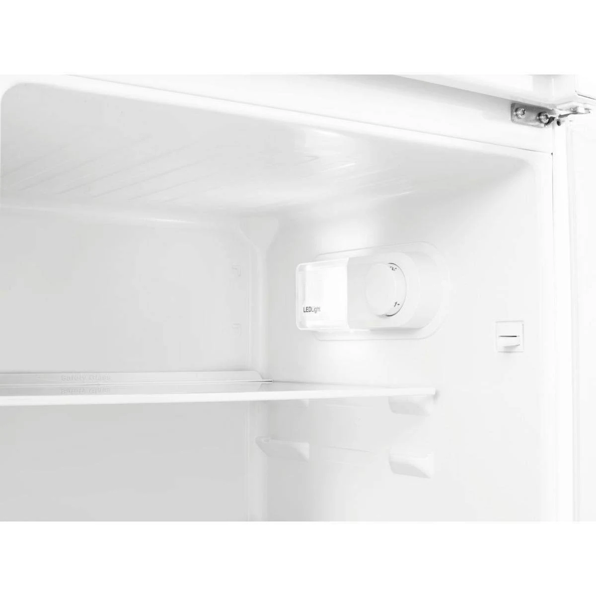 L'interno di un frigorifero bianco. Un ripiano e una luce LED sono visibili, con interno bianco.