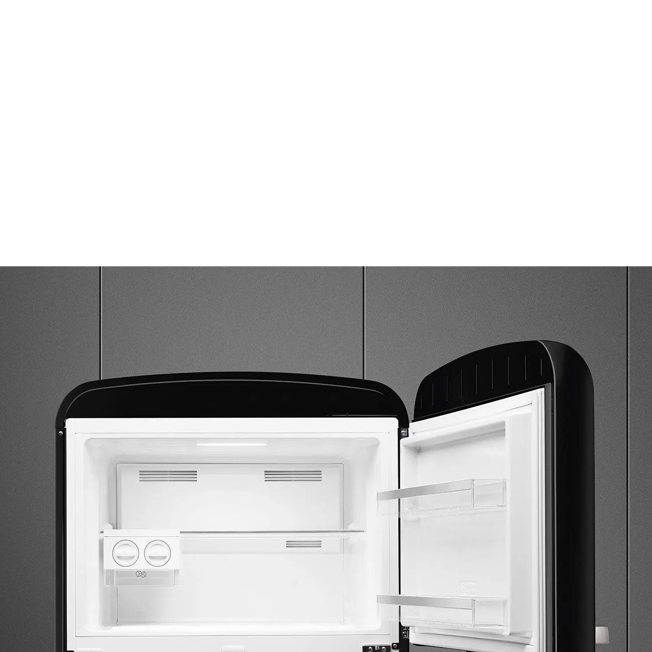 Refrigerador negro con la puerta abierta, mostrando estantes interiores blancos. Fondo oscuro.