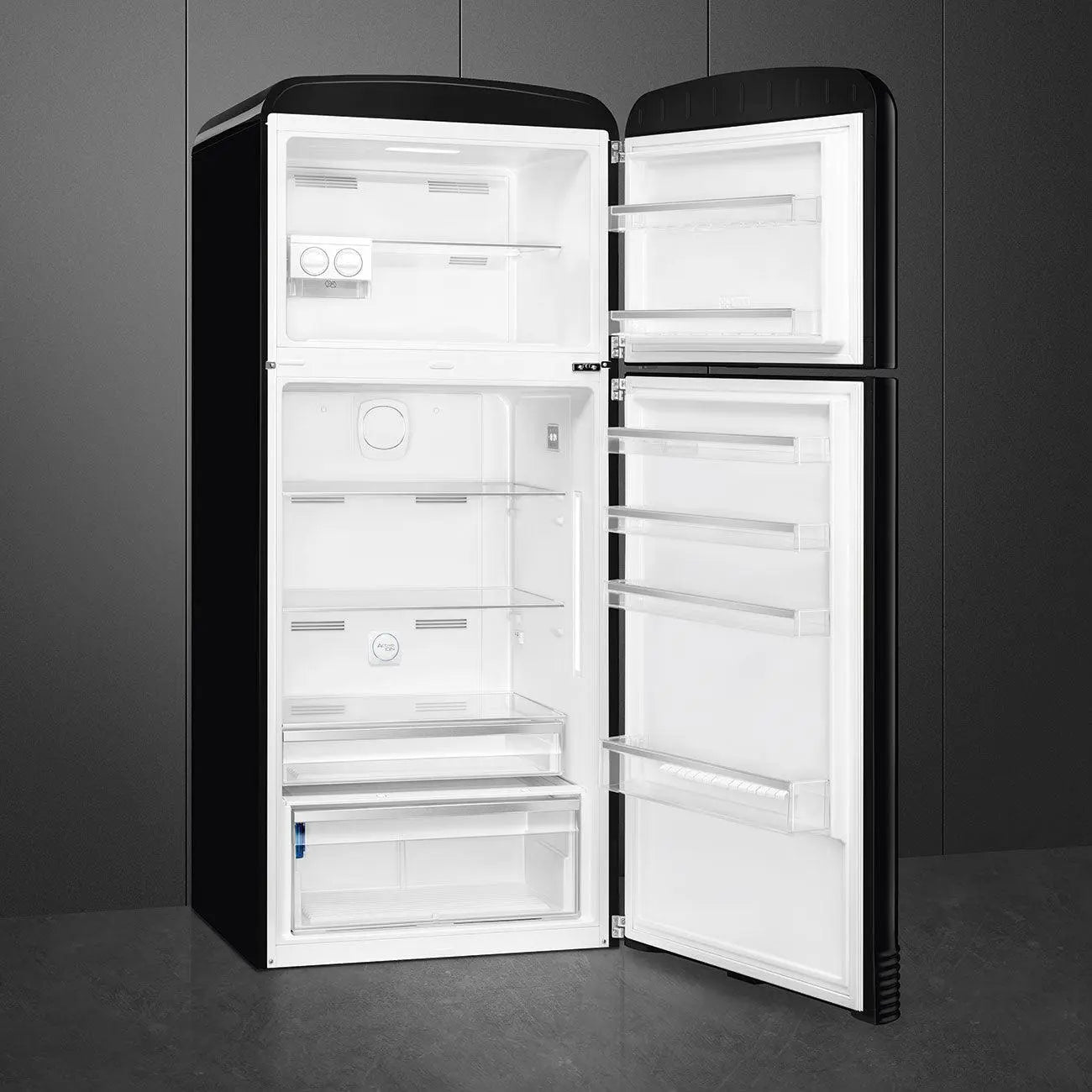 Un refrigerador negro de estilo retro con las puertas abiertas, mostrando estantes e interior.