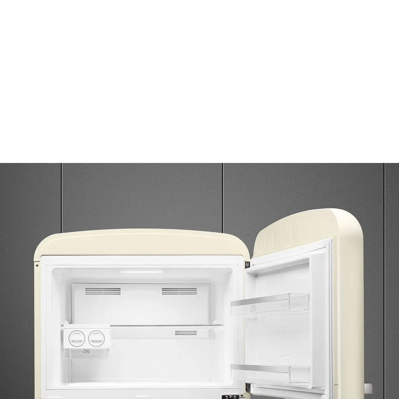 Refrigerador crema abierto. La puerta está abierta, mostrando estantes y compartimentos interiores blancos.