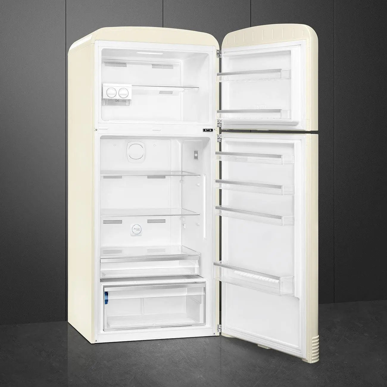 Refrigerador Smeg color crema abierto, mostrando estantes, cajones e interior blanco.