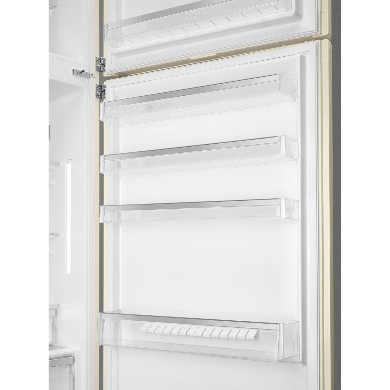 Interior de un refrigerador crema con estantes y cajones. Puerta abierta.
