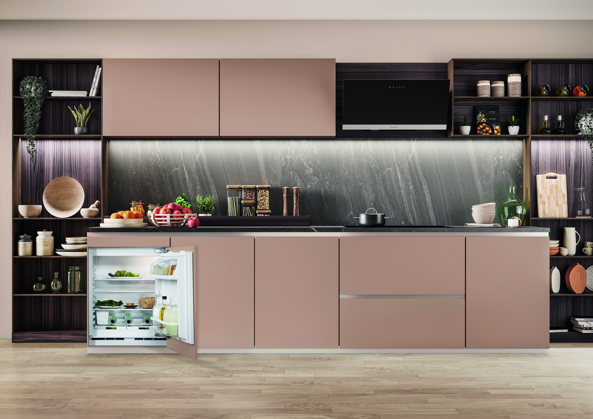 Cucina moderna con frigorifero aperto. Include armadi, mensole e un piano di lavoro.