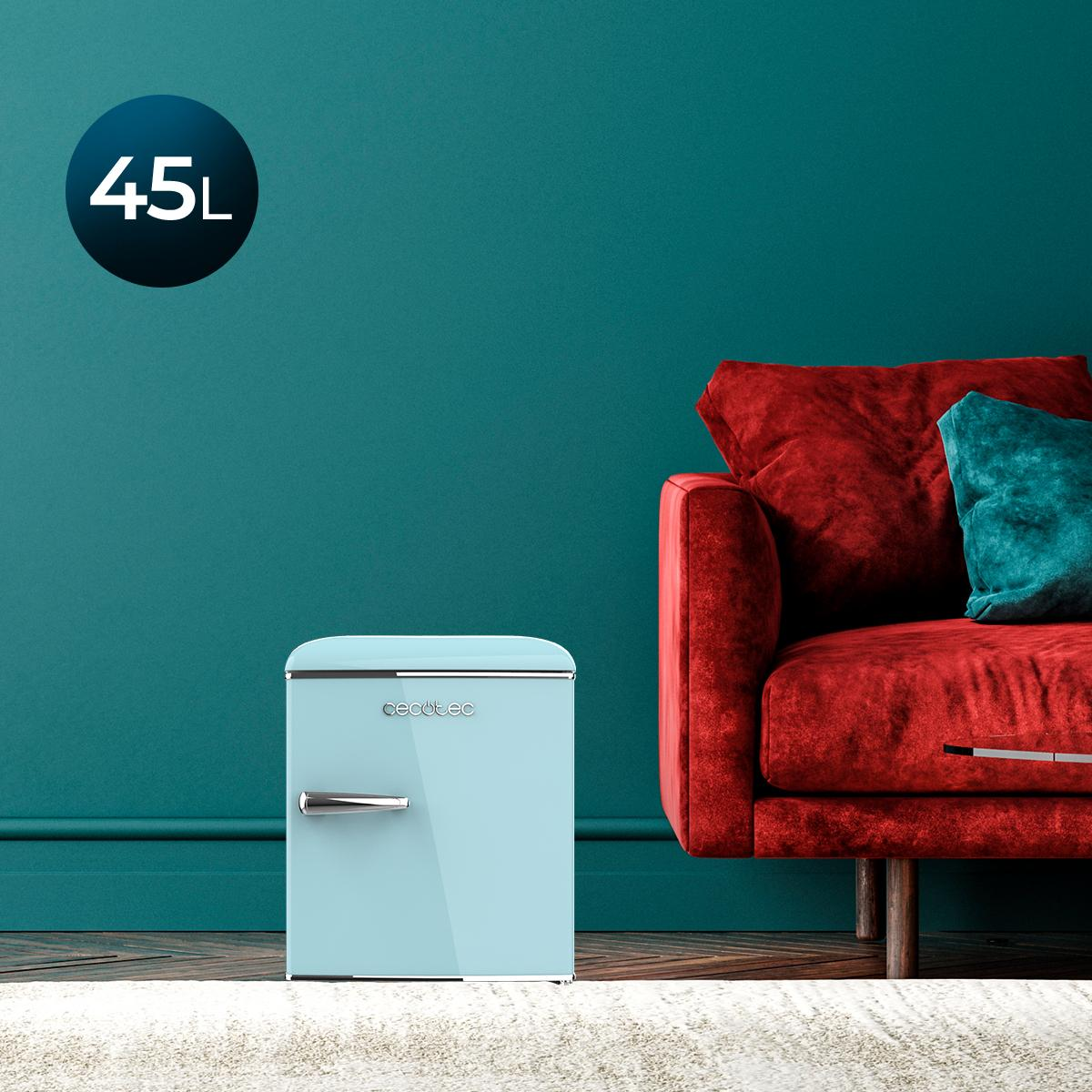 Hellblauer Mini-Kühlschrank neben roter Couch, türkisfarbene Wand. 45L-Etikett an der Wand.