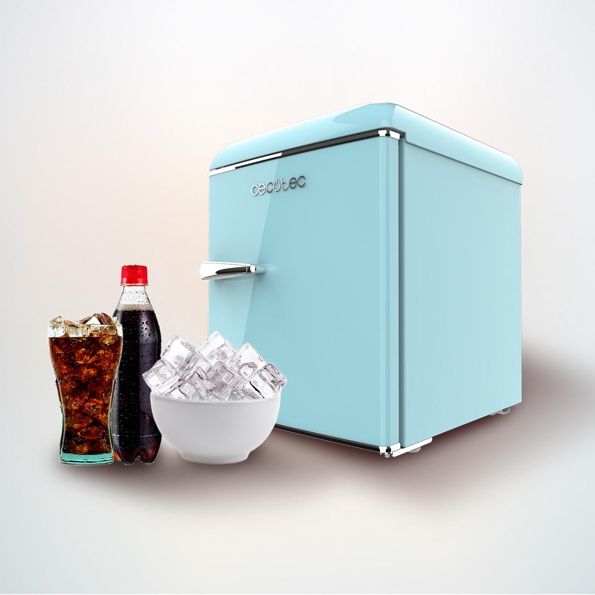 Ein hellblauer Mini-Kühlschrank mit einer Sodabflasche, einem Sodaglas und einer Schüssel mit Eis.