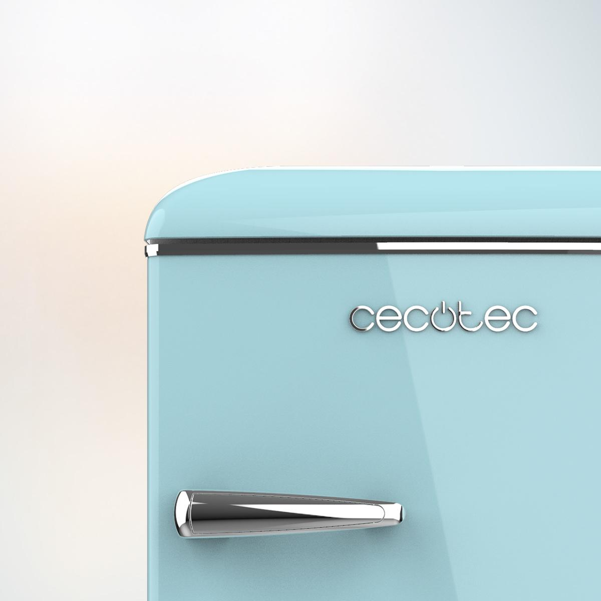 Nahaufnahme eines hellblauen Kühlschranks im Retro-Stil. Der Markenname Cecotec ist sichtbar.