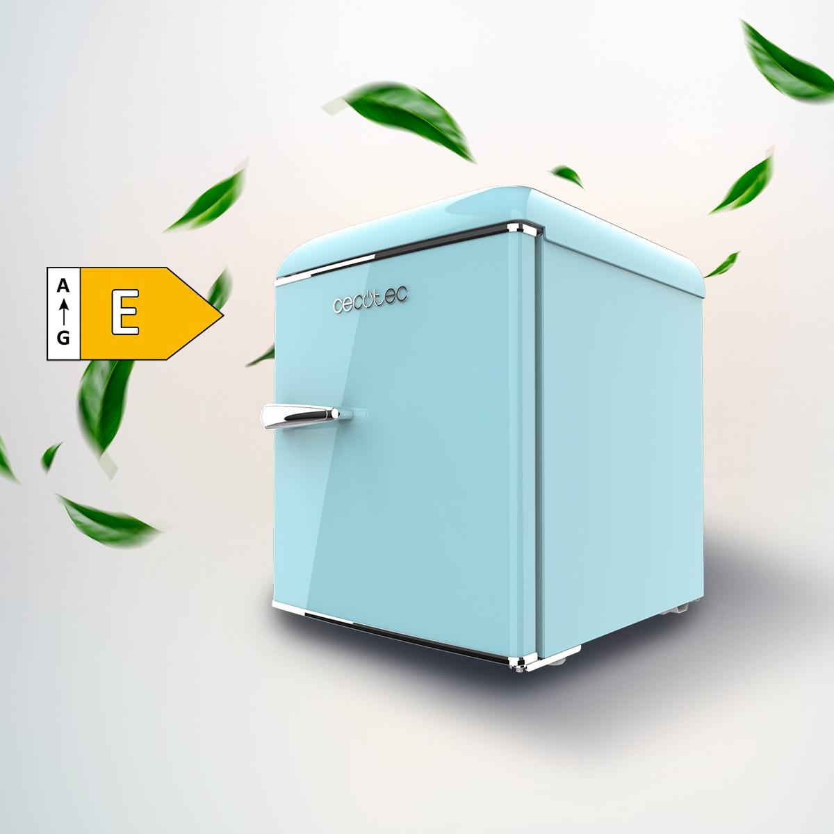 Ein kleiner, hellblauer Mini-Kühlschrank mit Griff, umgeben von grünen Blättern und einem Energielabel.