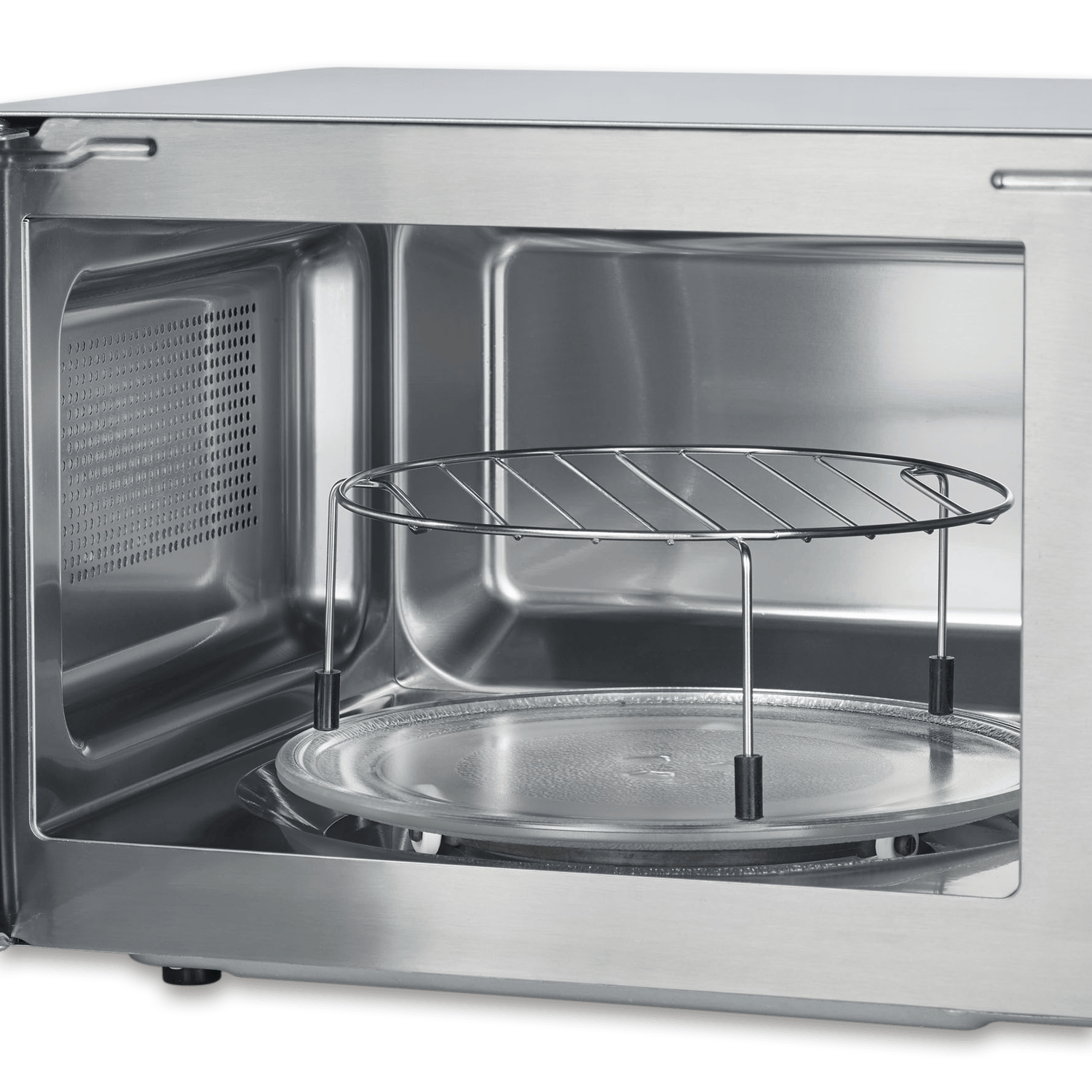 Wnętrze kuchenki mikrofalowej ze stali nierdzewnej, ze szklaną płytą i metalowym rusztem.