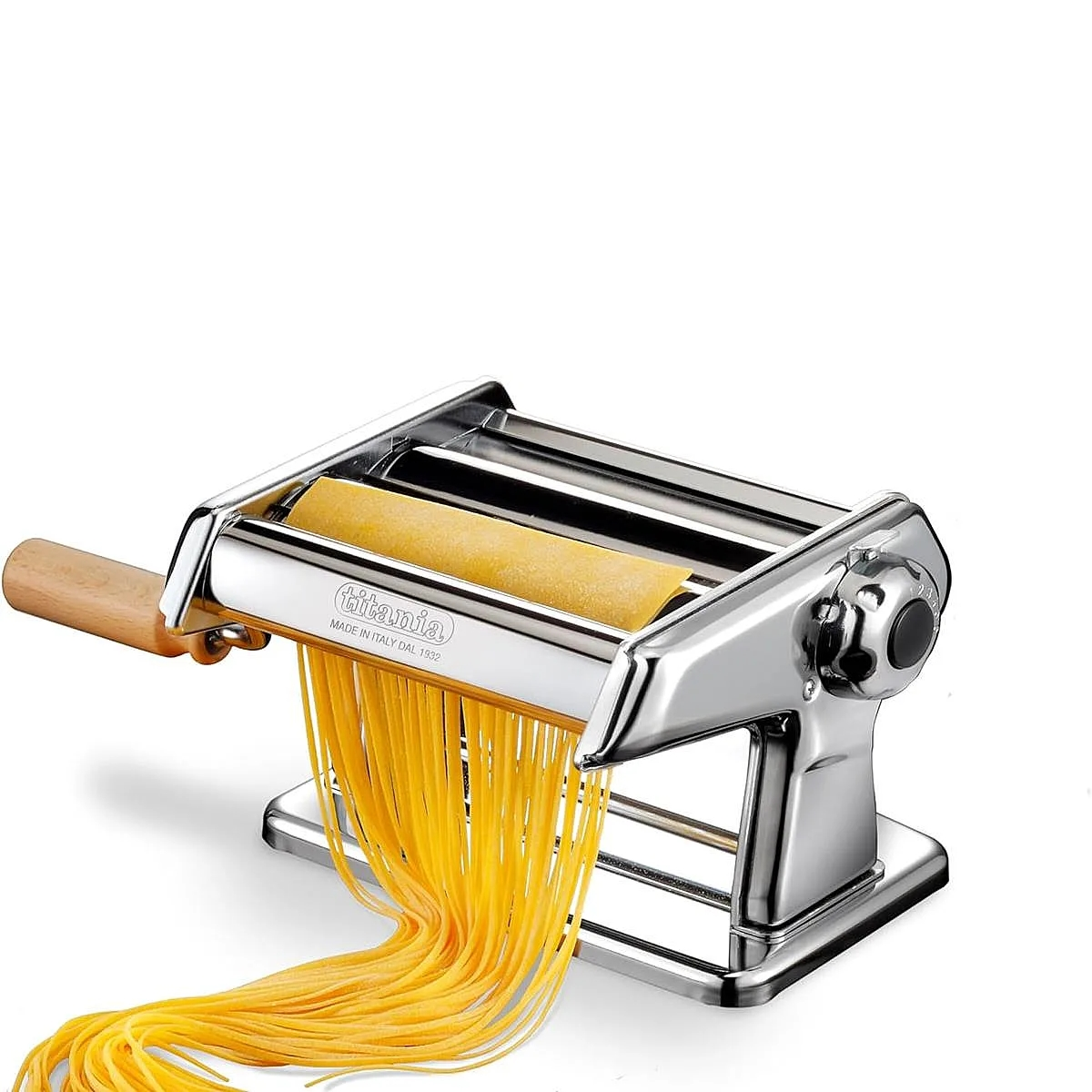 Maszyna do makaronu, srebrna z drewnianym uchwytem, wyciskająca świeży makaron.
