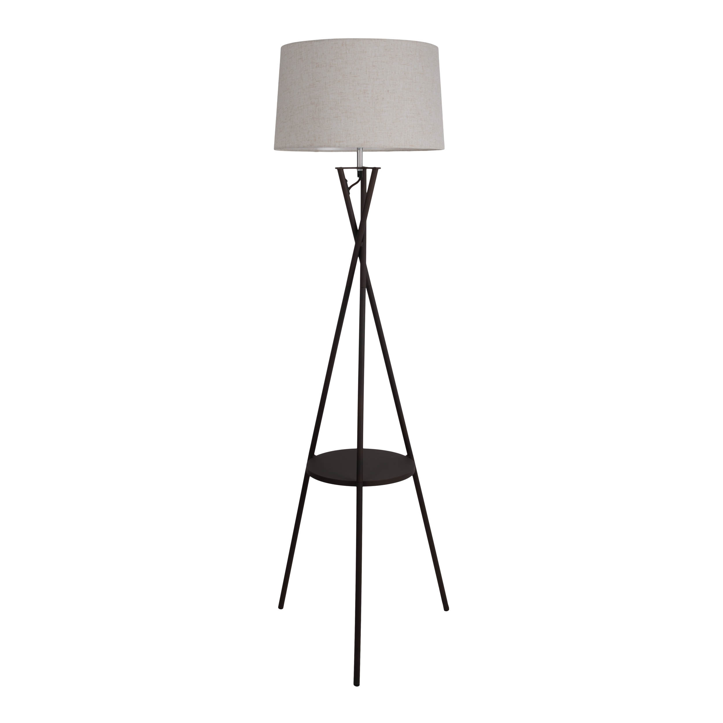 Eine schwarze Stehlampe mit grauem Lampenschirm und kleinem Regal. Weißer Hintergrund.