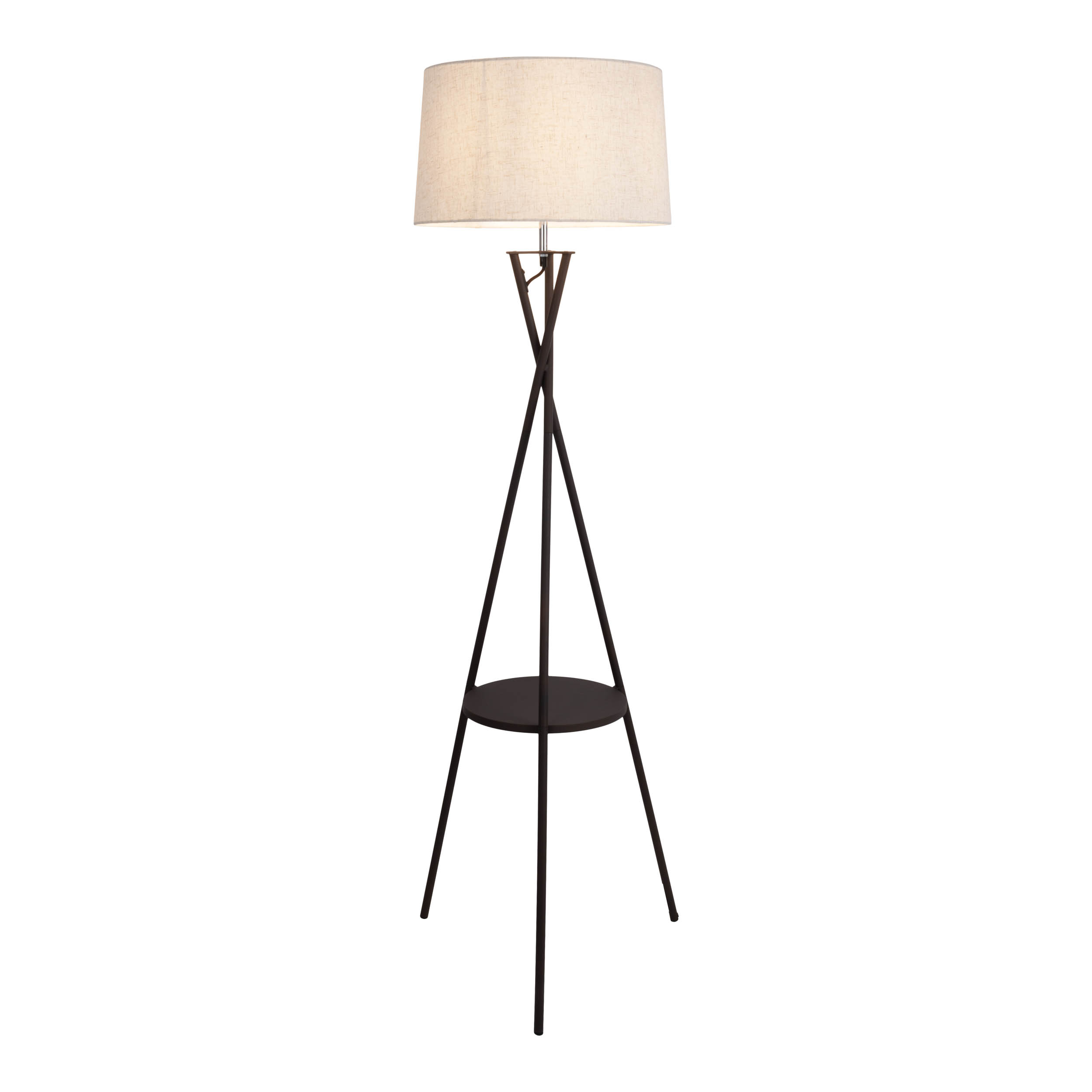 Eine Stehlampe mit beigem Lampenschirm und dunkelbraunen Stativbeinen.