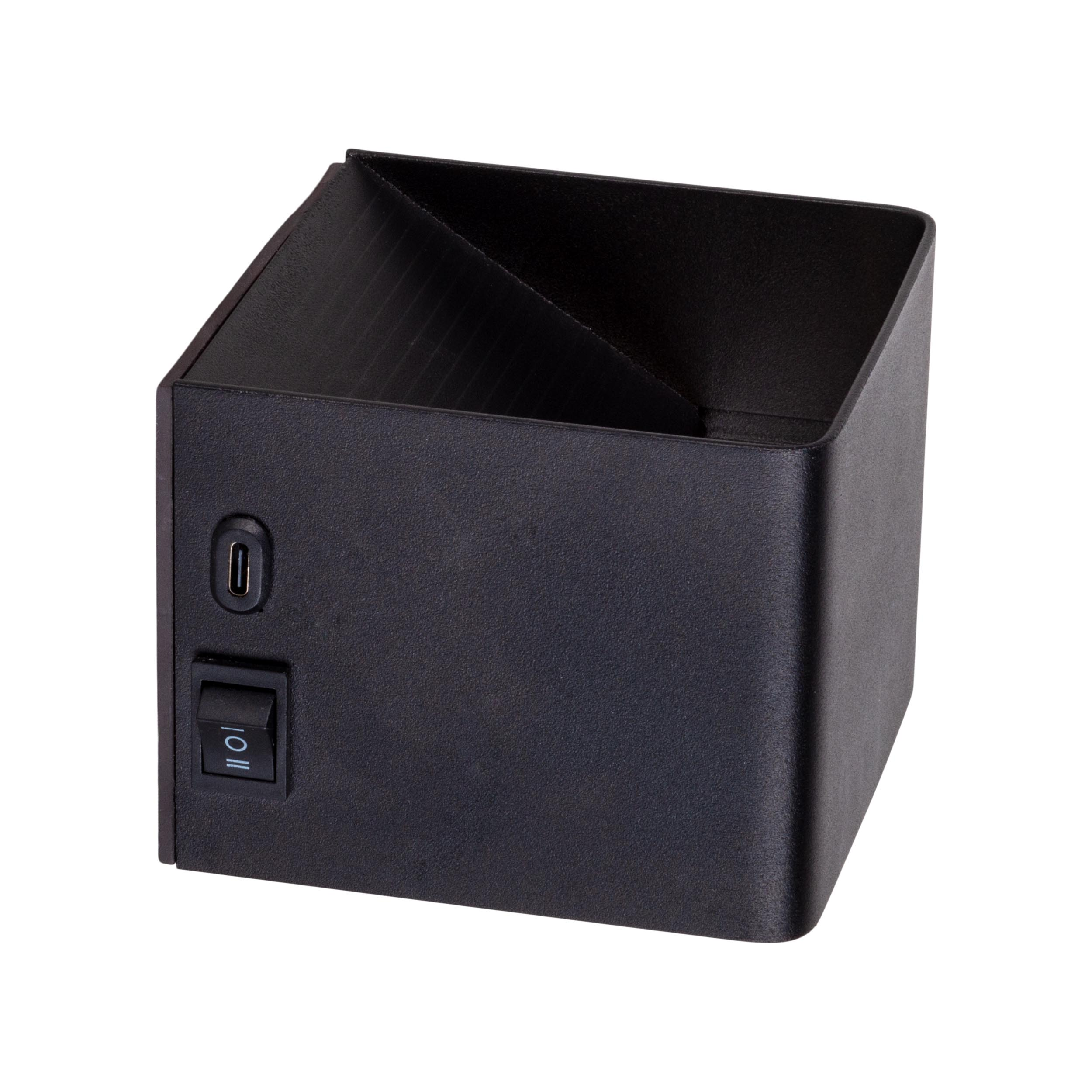 Eine schwarze rechteckige Box mit USB-Anschluss und Netzschalter auf weißem Grund.