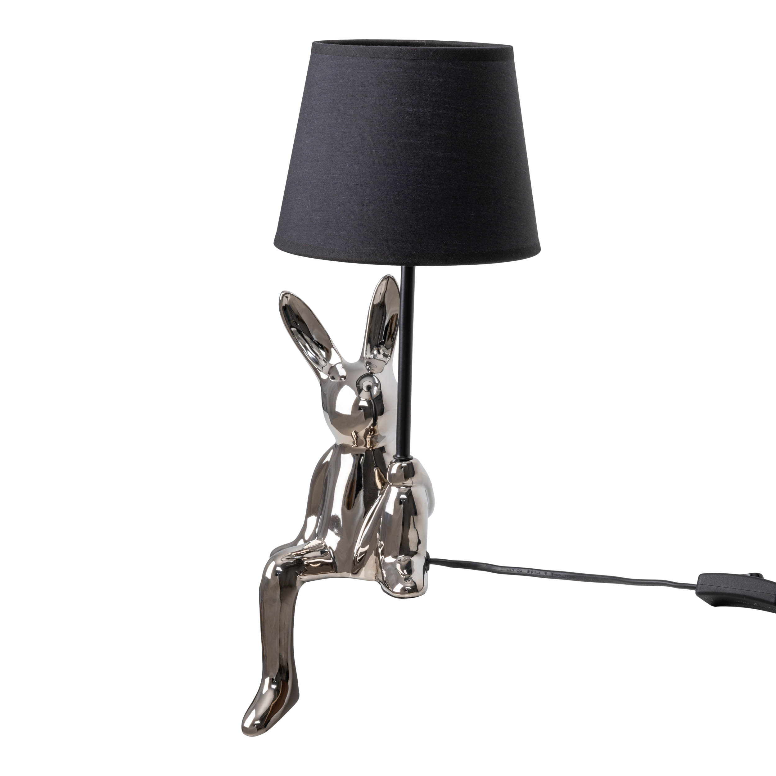 Eine silberne Hasenlampe mit schwarzem Schirm.