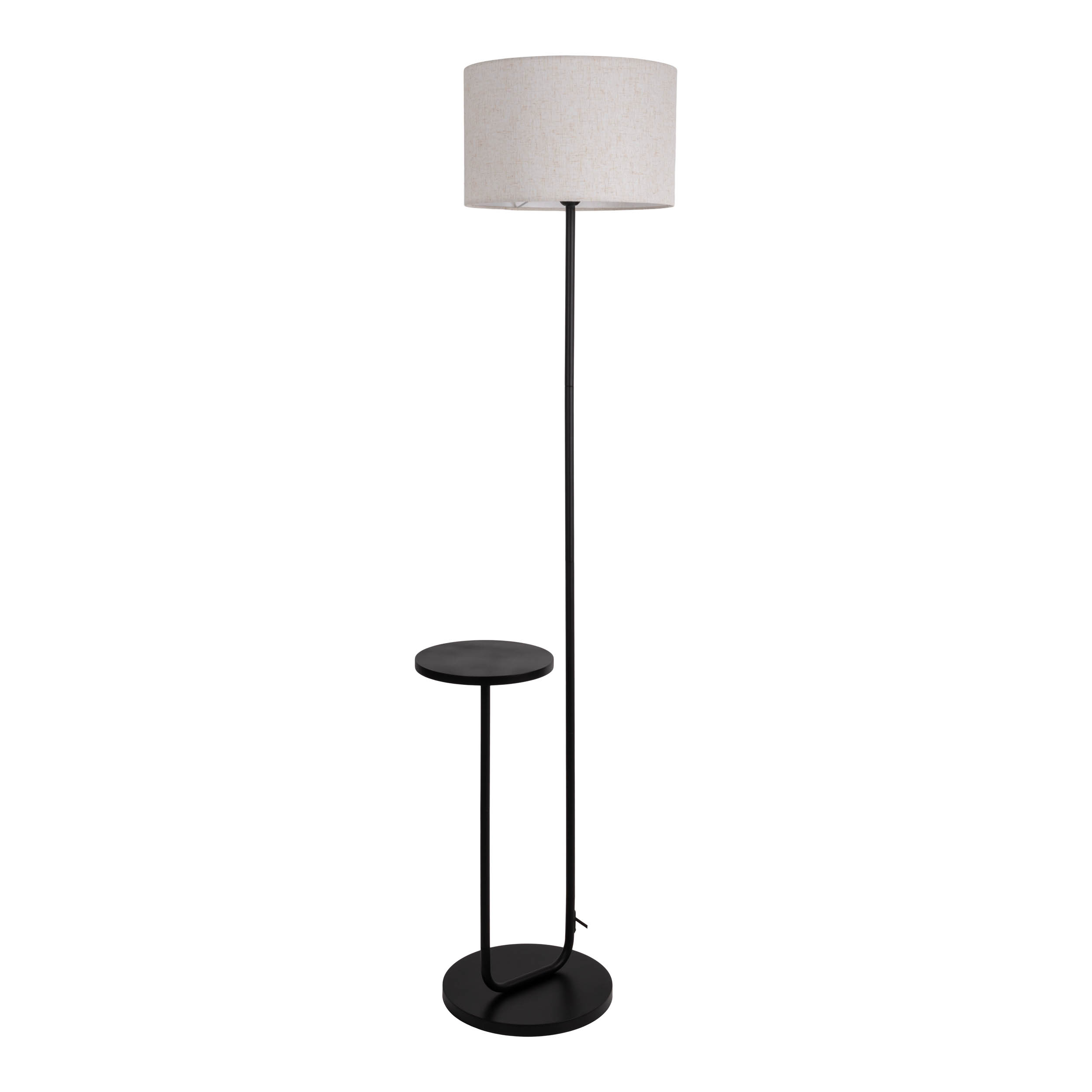 Schwarze Stehlampe mit beigem Lampenschirm und kleinem Regal.
