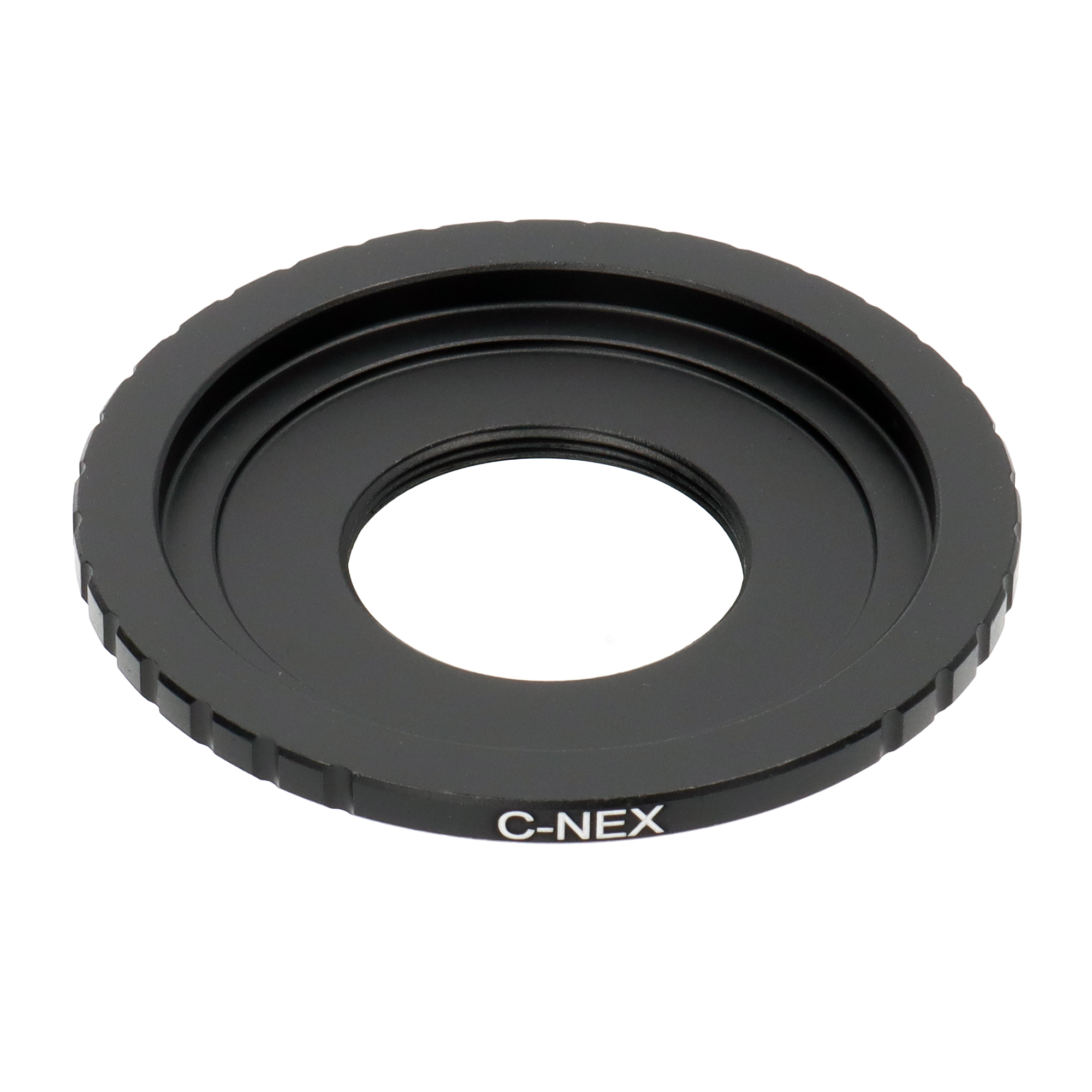 Ein schwarzer C-NEX-Objektivadapterring. Der Ring ist kreisförmig mit Gewinden und Markierungen am Rand.