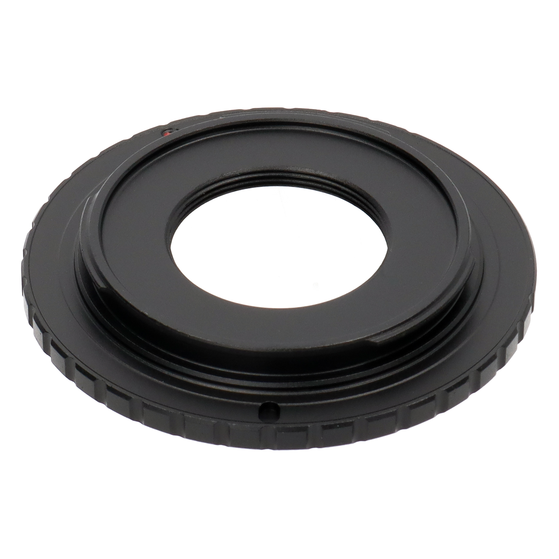 Ein schwarzer Metall-Objektivadapter mit kreisförmigem Design, mit einem Loch in der Mitte, auf weißem Hintergrund.