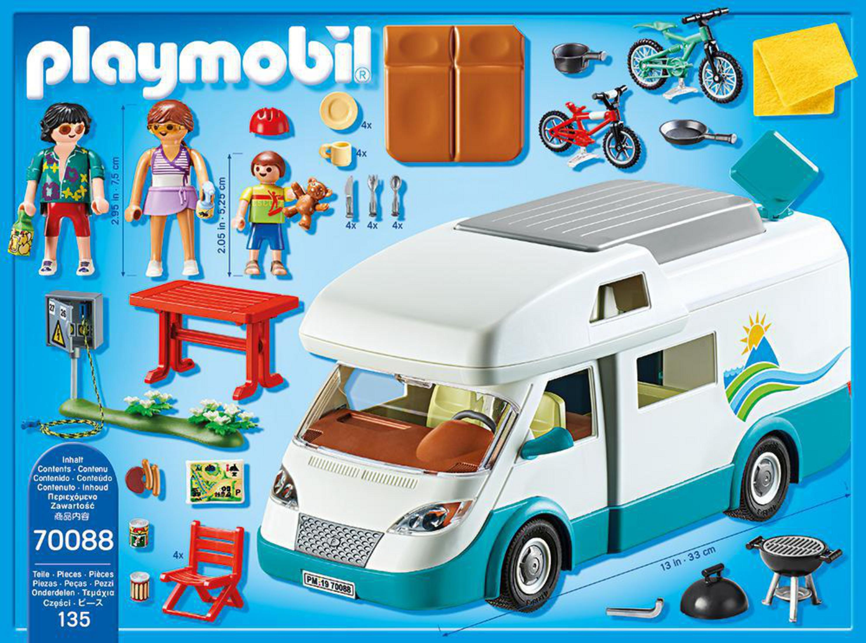 Zestaw kampera Playmobil z figurkami i akcesoriami, w tym samochodem i zestawem piknikowym.