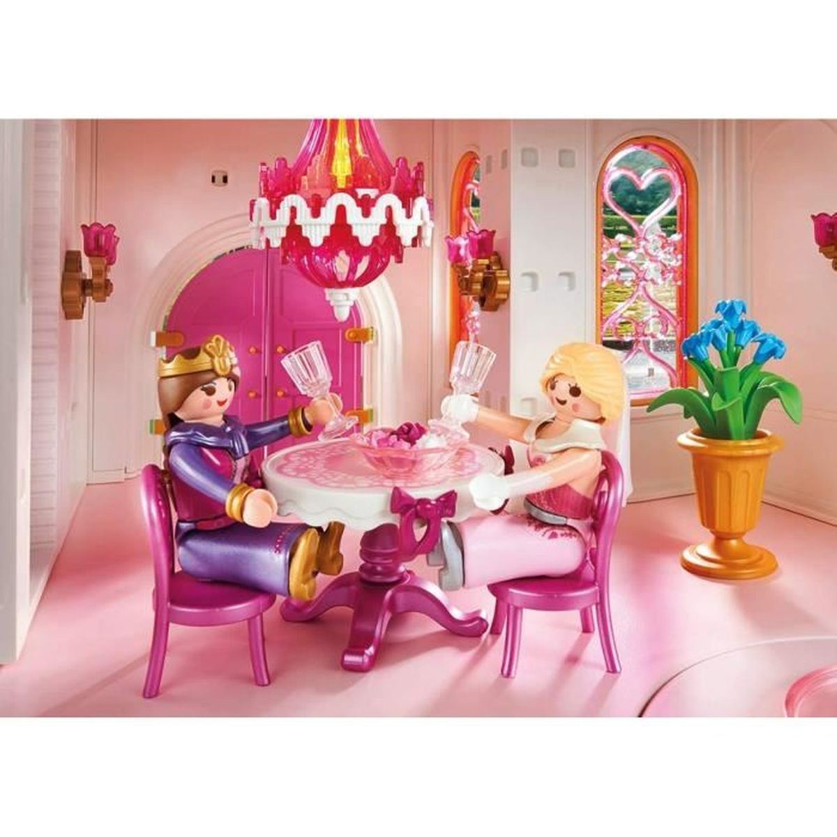 Playmobil-Schlossinnenraum mit zwei anstoßenden Figuren, Kronleuchter und Tisch.