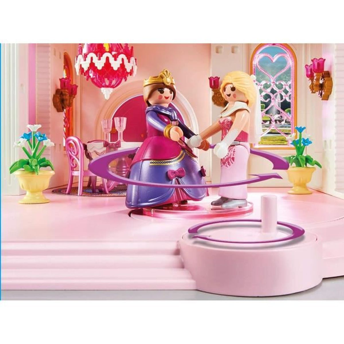 Zwei Figuren in einem rosa Zimmer. Eine ist eine Prinzessin und die andere eine Frau. Sie halten Händchen.