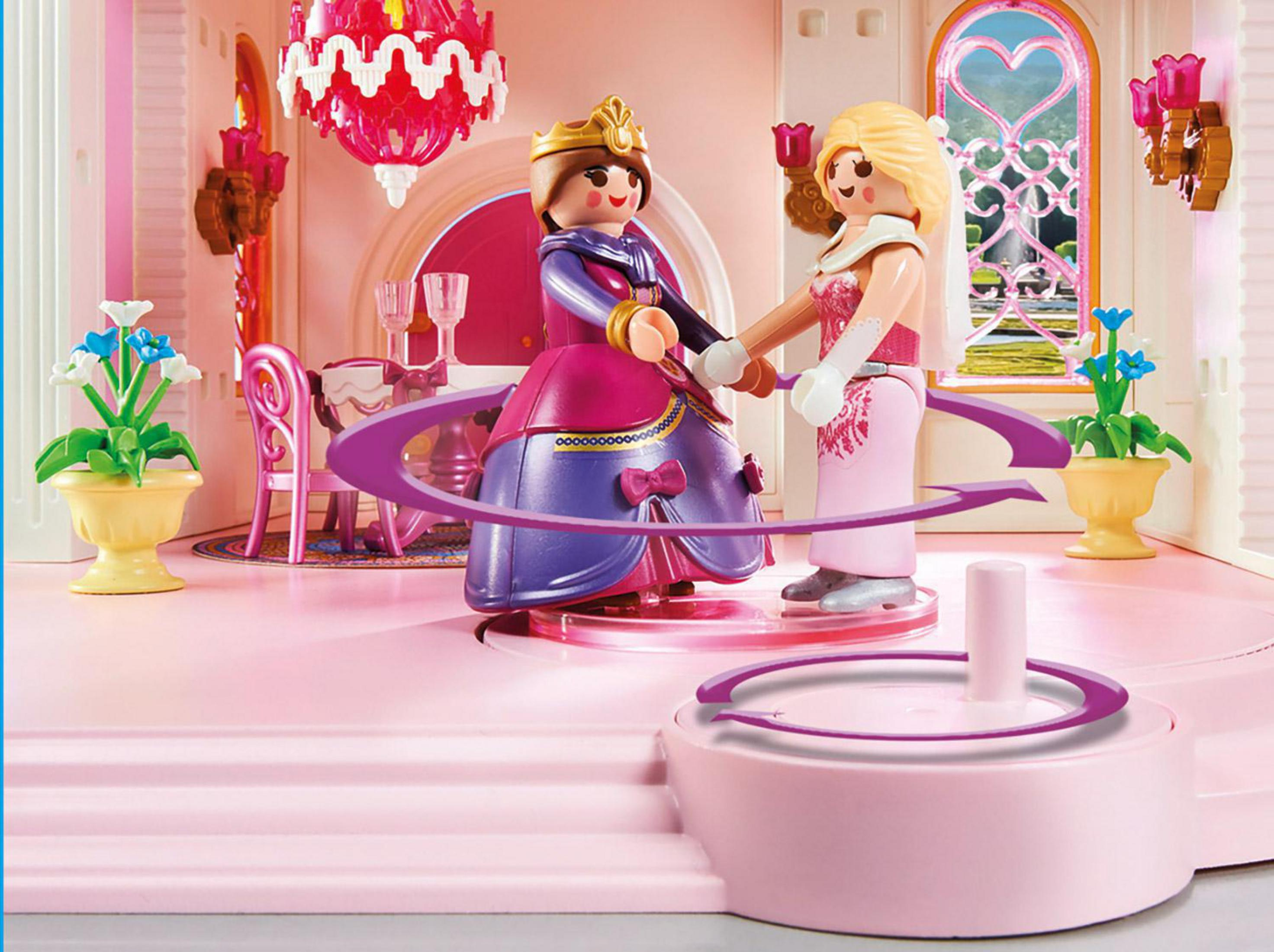 Playmobil-Prinzessinnen-Szene: Zwei Figuren tanzen auf rosa Boden. Ein Kronleuchter und Dekorationen sind sichtbar.