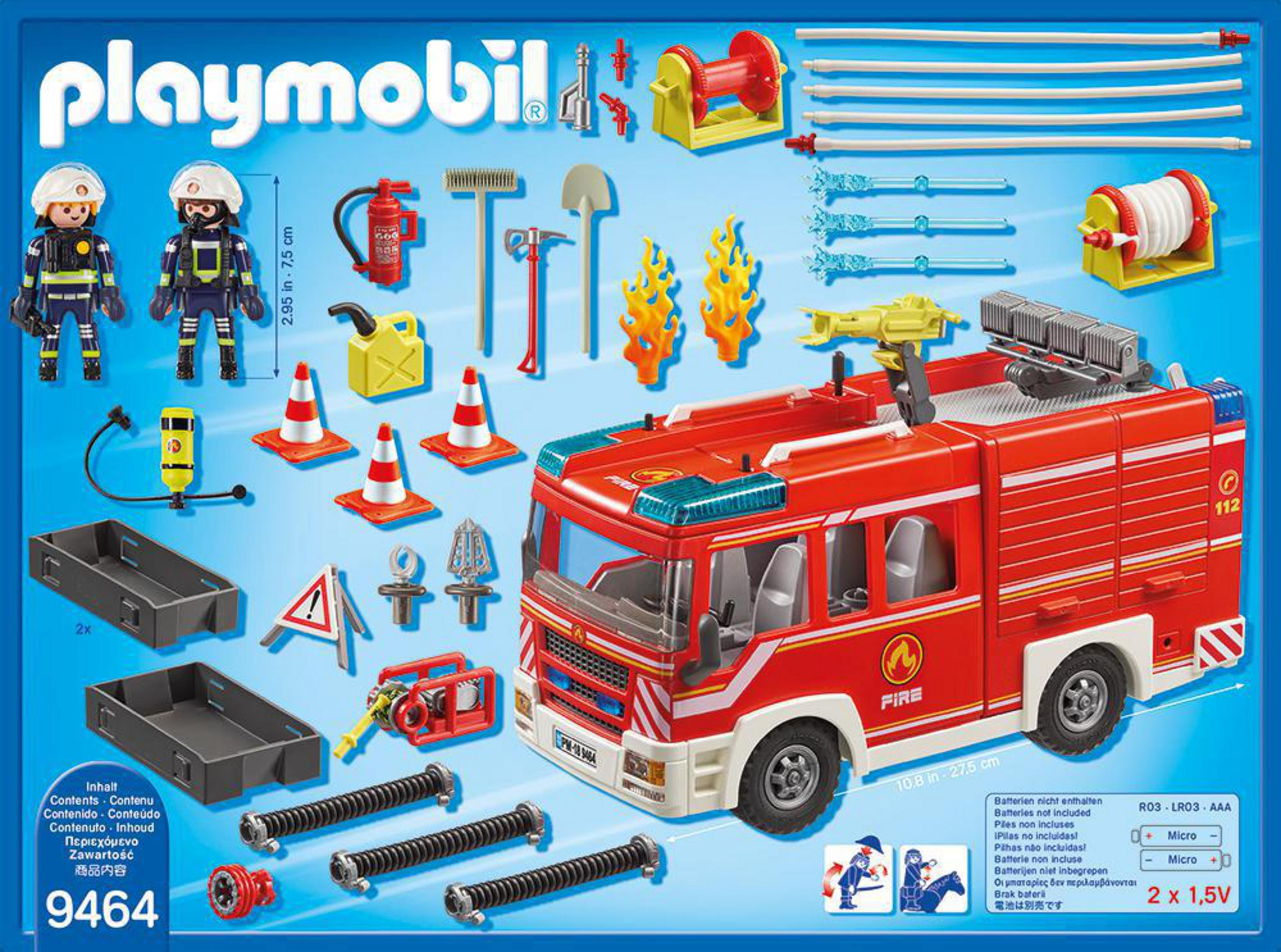 Zabawka wozu strażackiego Playmobil ze strażakami, pachołkami i sprzętem gaśniczym na niebieskim tle.