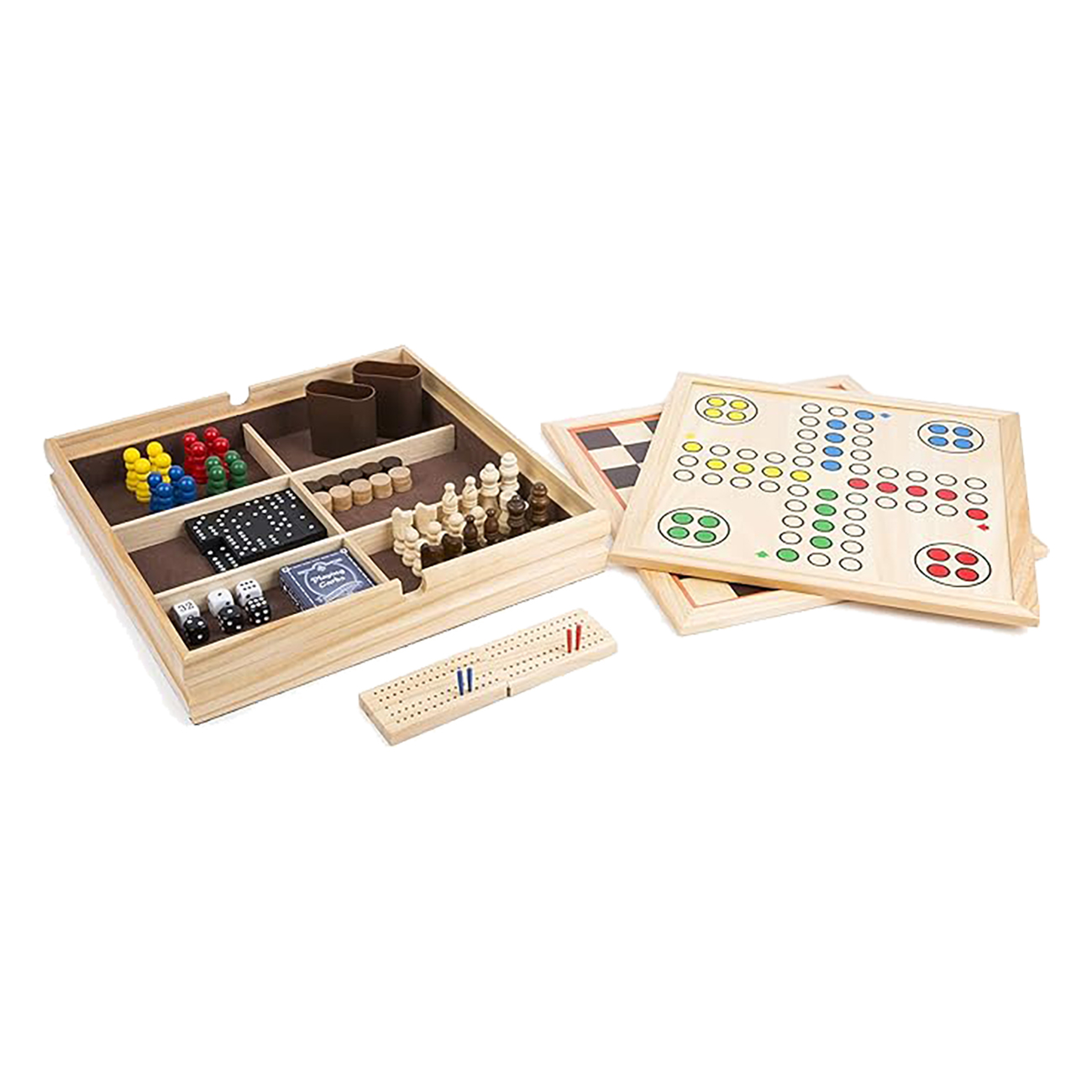 Brettspiele aus Holz: Schach, Dame, Backgammon und andere Brettspiele. Weißer Hintergrund.