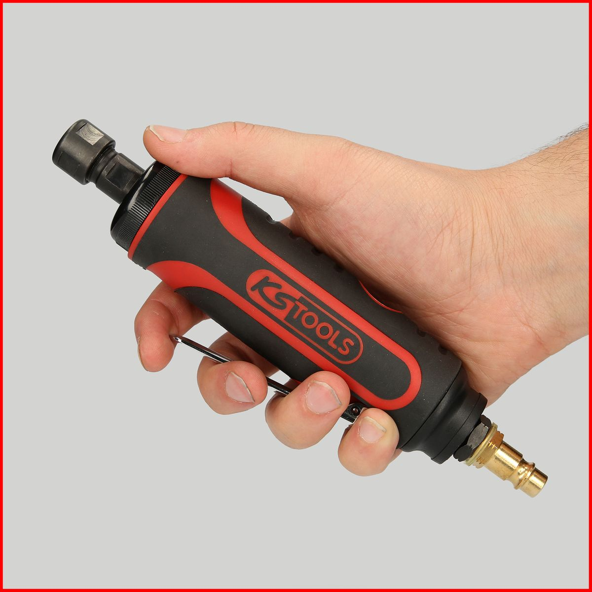 Mano che tiene una smerigliatrice pneumatica KS TOOLS rossa e nera. Ugello dorato visibile.