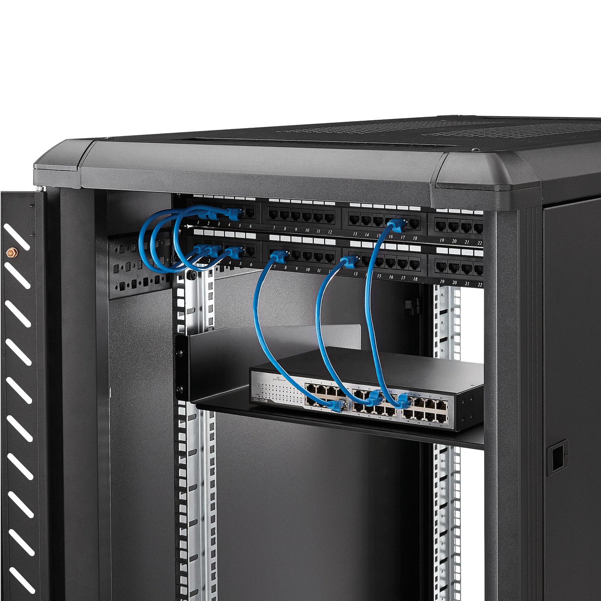 Netzwerkserver-Rack mit blauen Netzwerkkabeln. Kabel verbinden Patch-Panels mit einem Switch auf einem Regal im Rack.