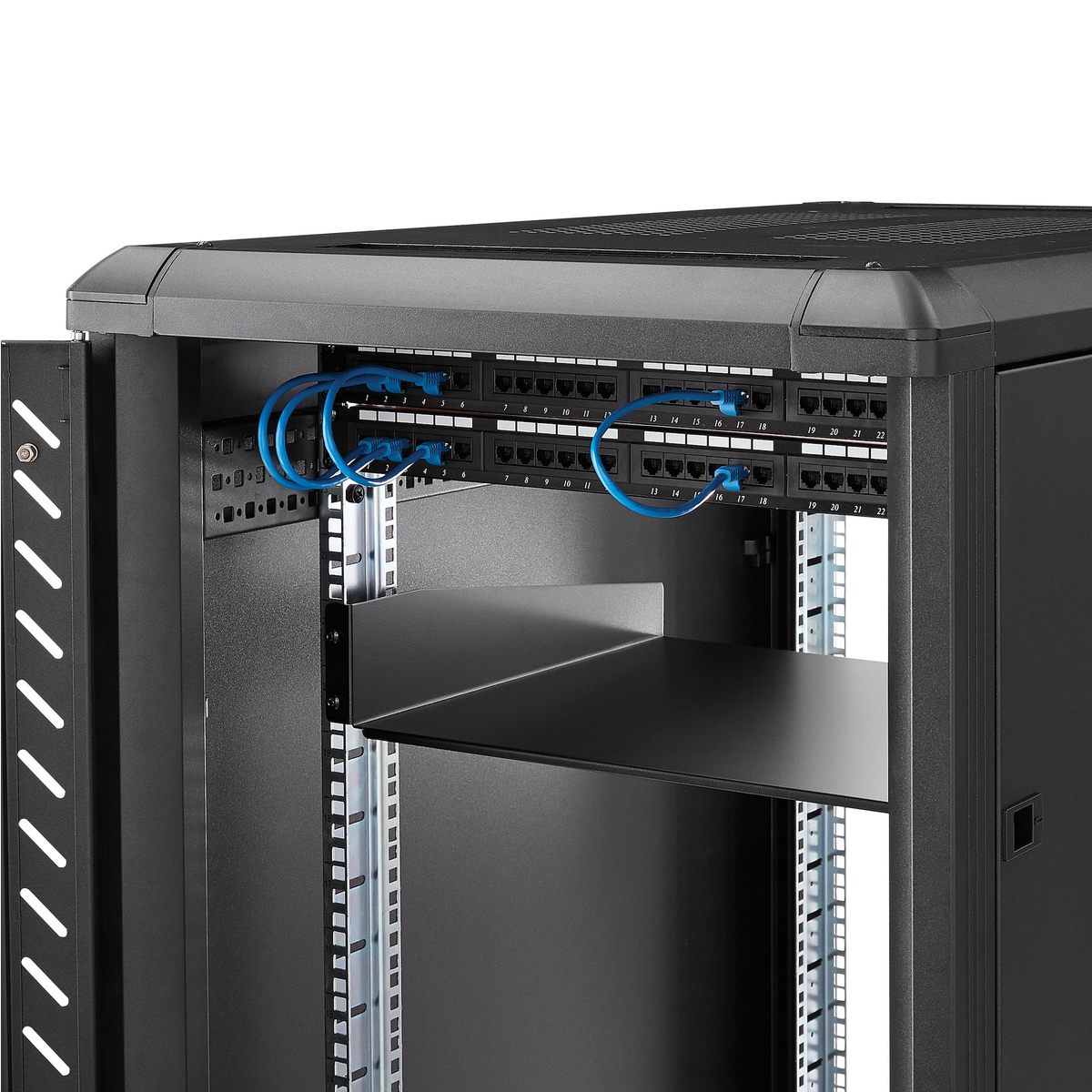Ein schwarzes Server-Rack mit blauen Netzwerkkabeln. Das Rack hat ein Regal und viele Anschlüsse.