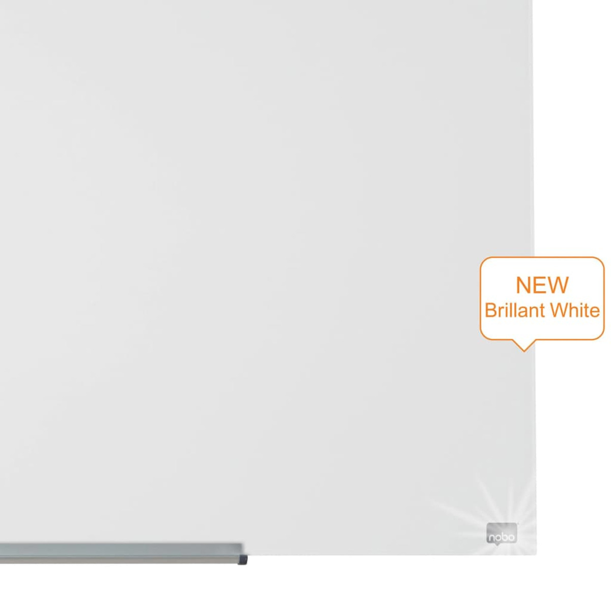 Eine weiße Whiteboard-Tafel mit einem „NEU“-Etikett und einem grauen Rahmen.