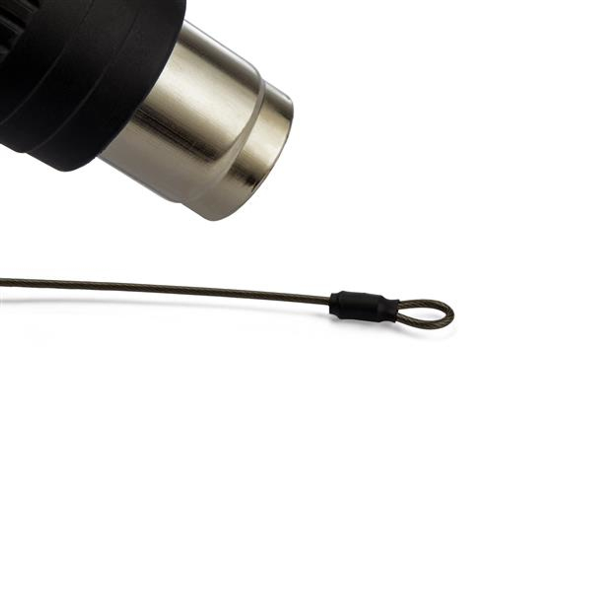 Heißluftpistole mit Kabel, isoliert auf Weiß. Nahaufnahme des Werkzeugs und des Drahtes.