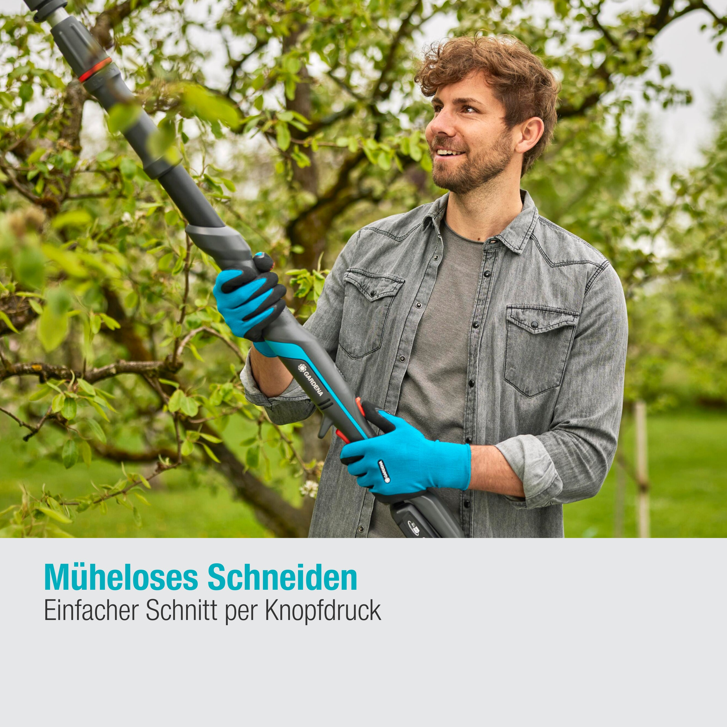 Mann mit blauen Handschuhen, der ein Gardena-Schneidewerkzeug benutzt. Grüne Bäume im Hintergrund.
