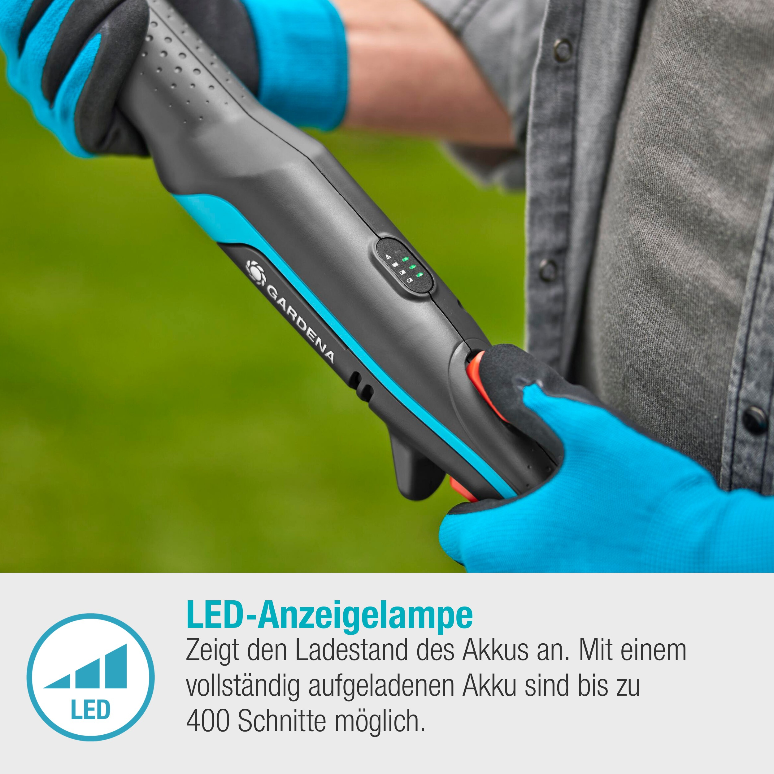 Gardena elektrischer Gartenschneider in Gebrauch. Text: LED-Anzeige zeigt den Akkuladestand an. Bis zu 400 Schnitte mit voller Ladung.