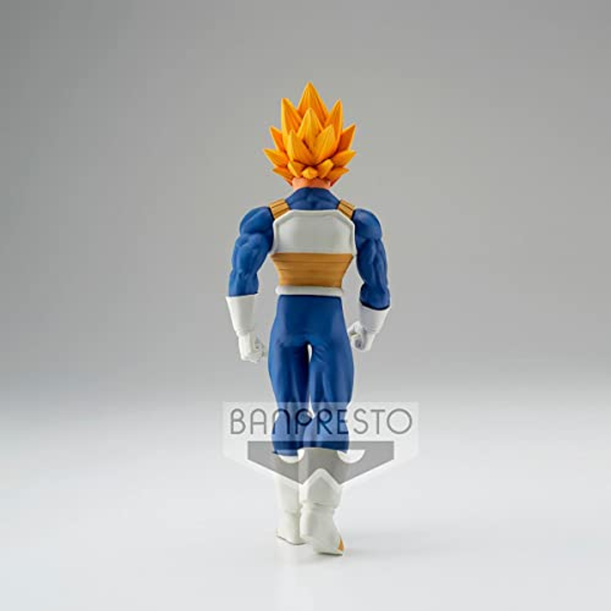 Vegeta Actionfigur aus Dragon Ball Z, blauer und weißer Anzug, stachelige gelbe Haare, auf weißer Oberfläche.