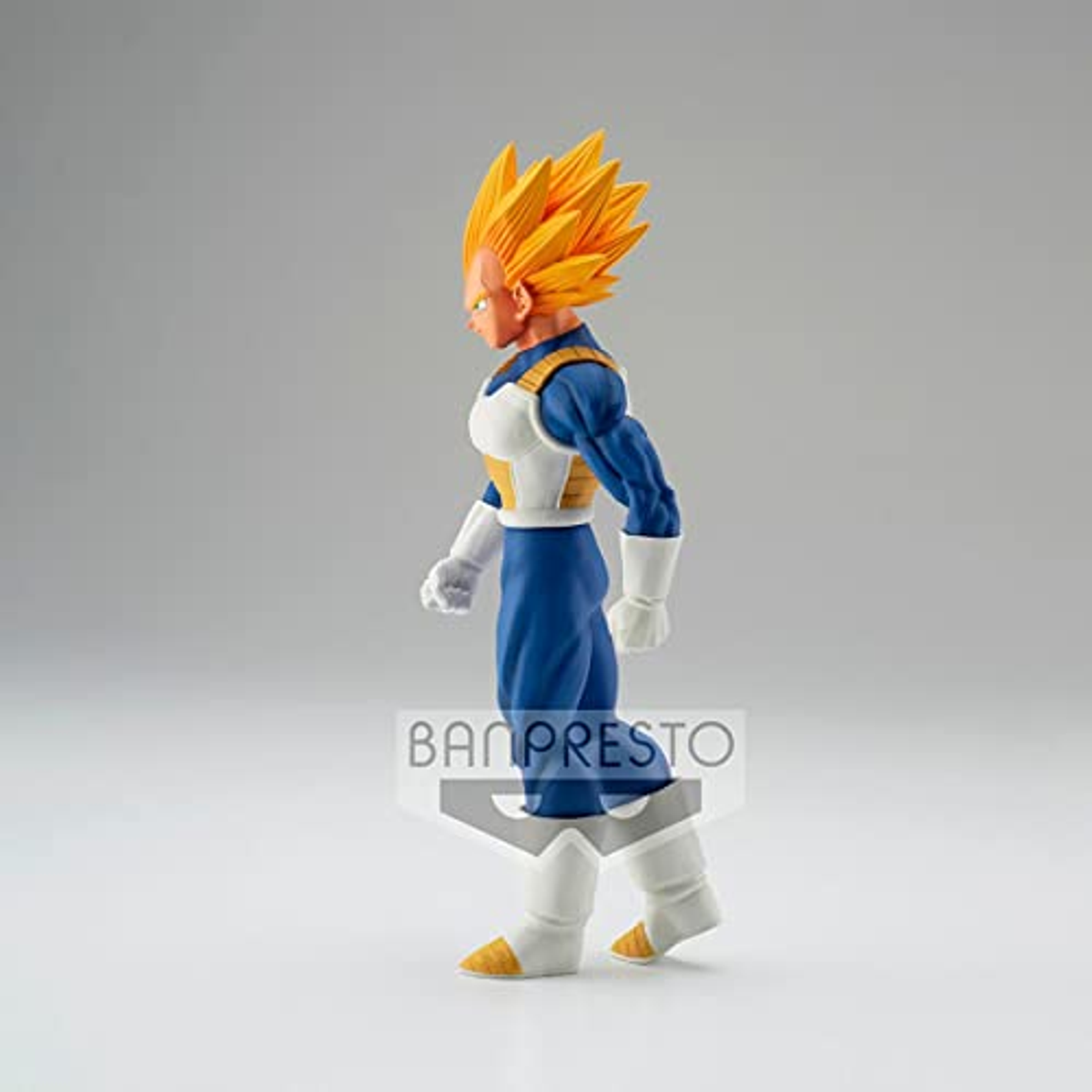 Vegeta-Figur mit gelben Haaren und blauem Anzug.