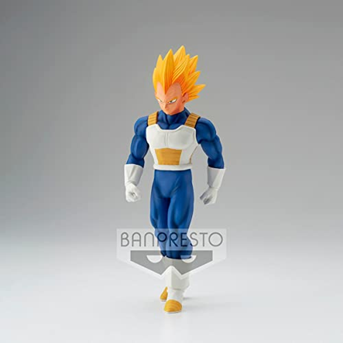 Vegeta Figur in Saiyan-Form. Er trägt blaue und weiße Rüstung und hat gelbes Haar, auf grauem Hintergrund.