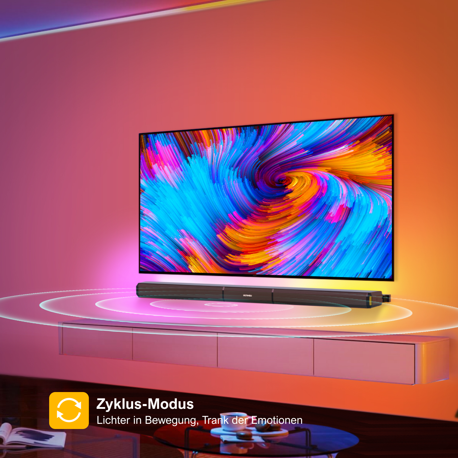 Fernseher mit farbenfrohem Display, Soundbar und Umgebungsbeleuchtung auf einem Schrank.