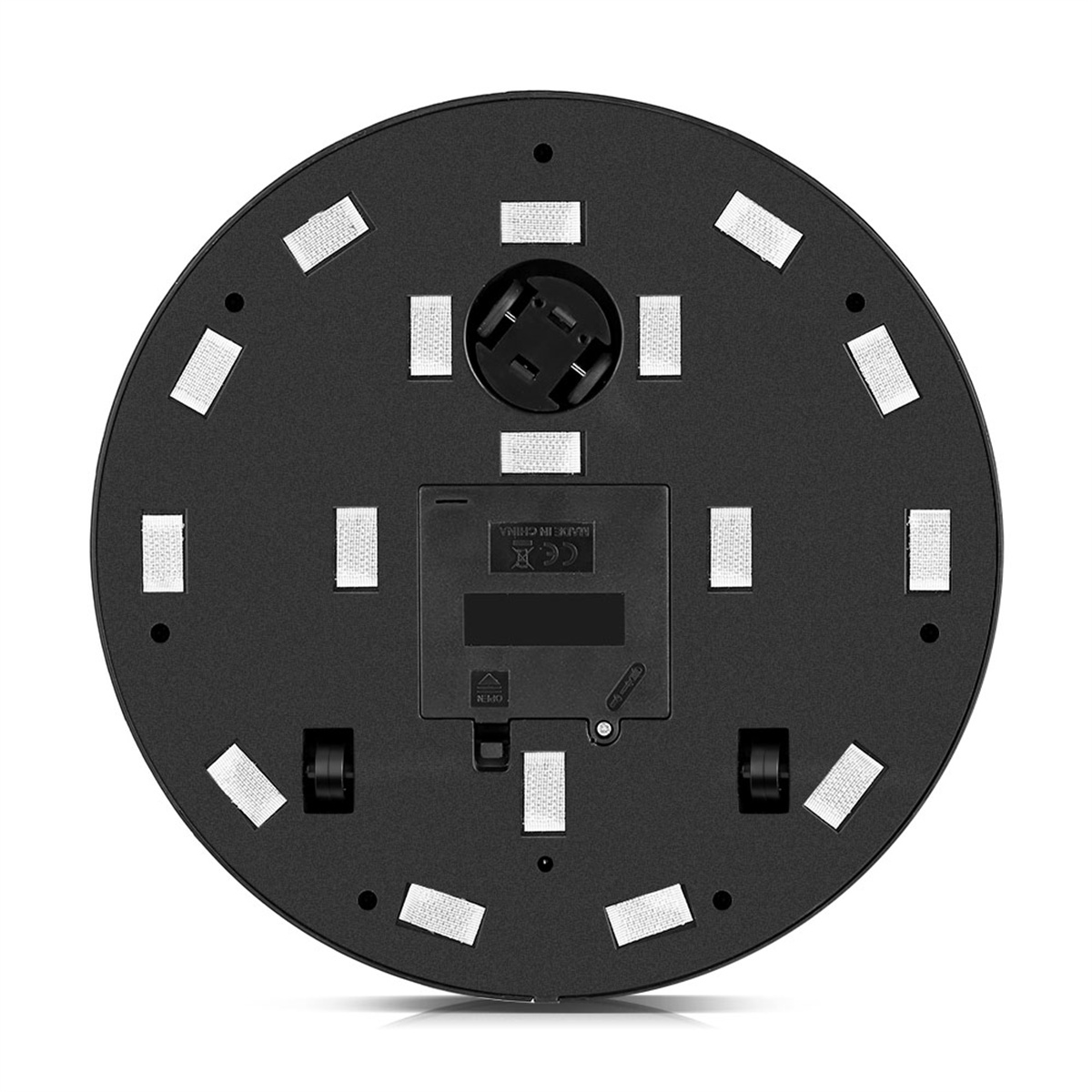 Schwarzer kreisförmiger Sockel einer Lampe, mit weißen Klebepads und Batteriefach.