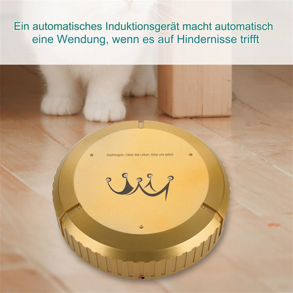 Ein goldener Roboter-Staubsauger mit einer Katze im Hintergrund und deutschem Text.