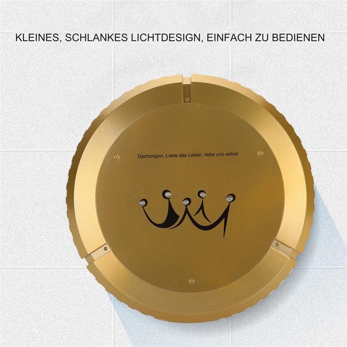 Goldener Roboterstaubsauger mit Kronendesign. Er steht auf einem weiß gefliesten Boden.